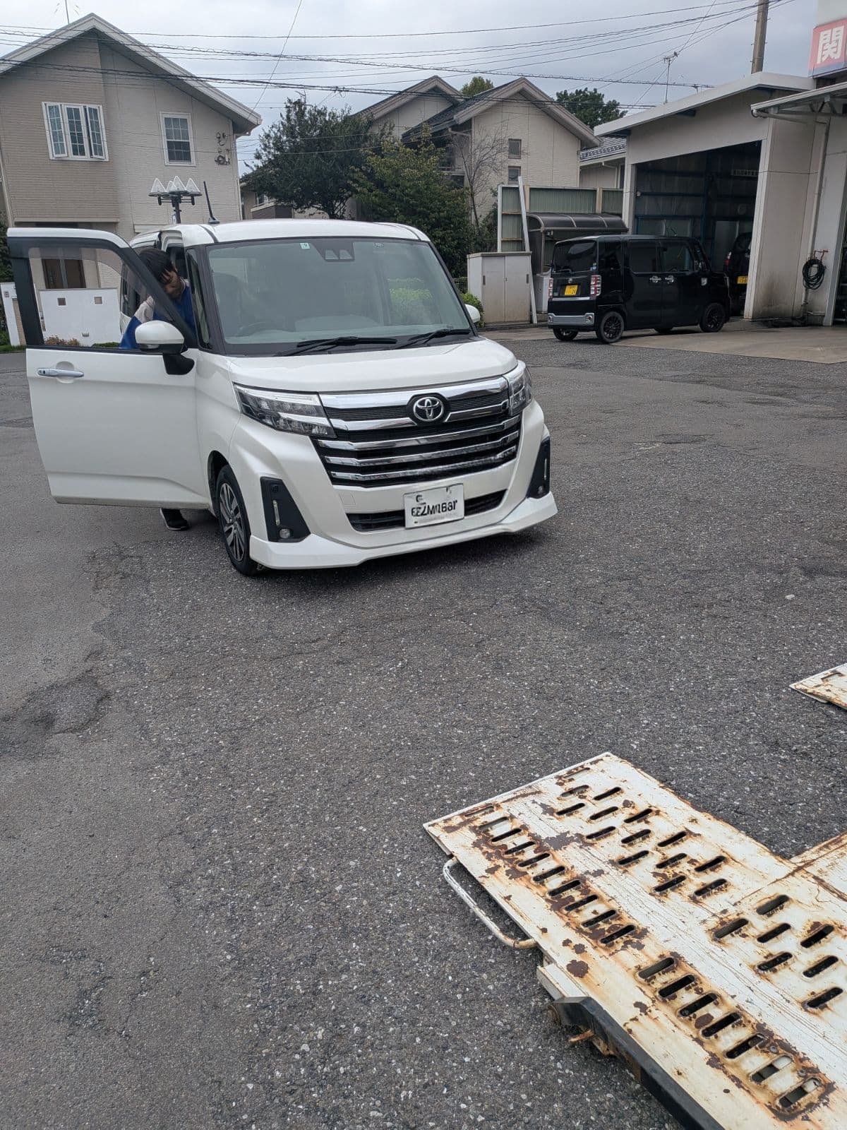埼玉県鴻巣市でのトヨタ ルーミーのレッカー搬送救援の様子