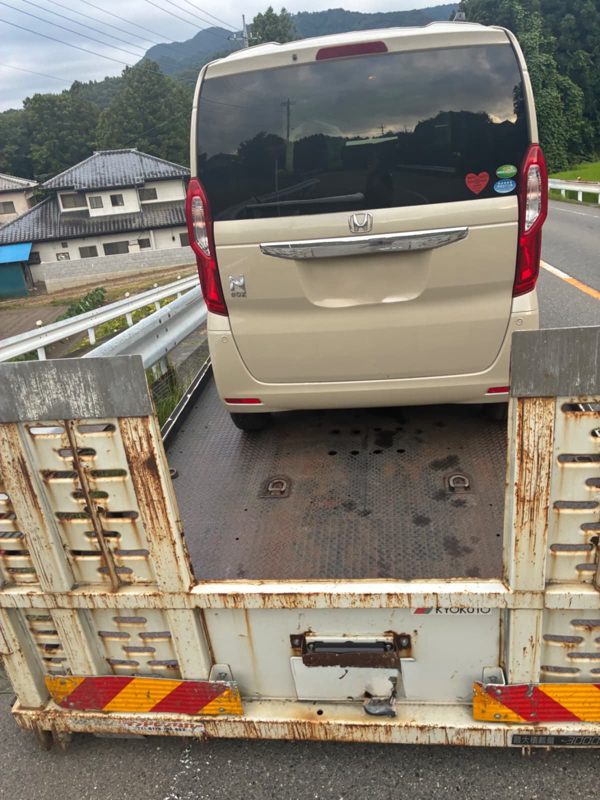 群馬県東吾妻町でのホンダ NBOXの単独事故救援の様子