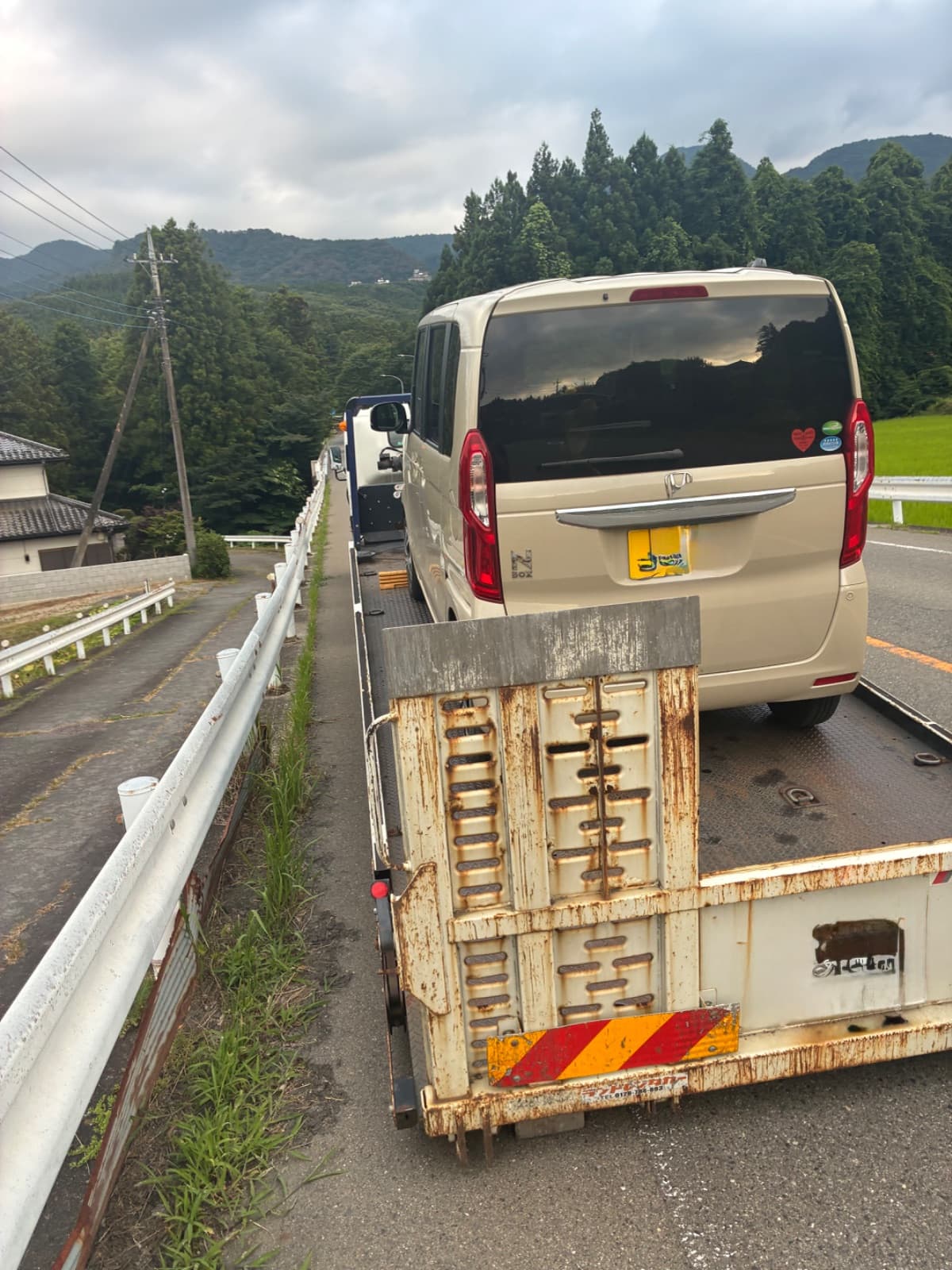群馬県東吾妻町でのホンダ NBOXの単独事故救援の様子