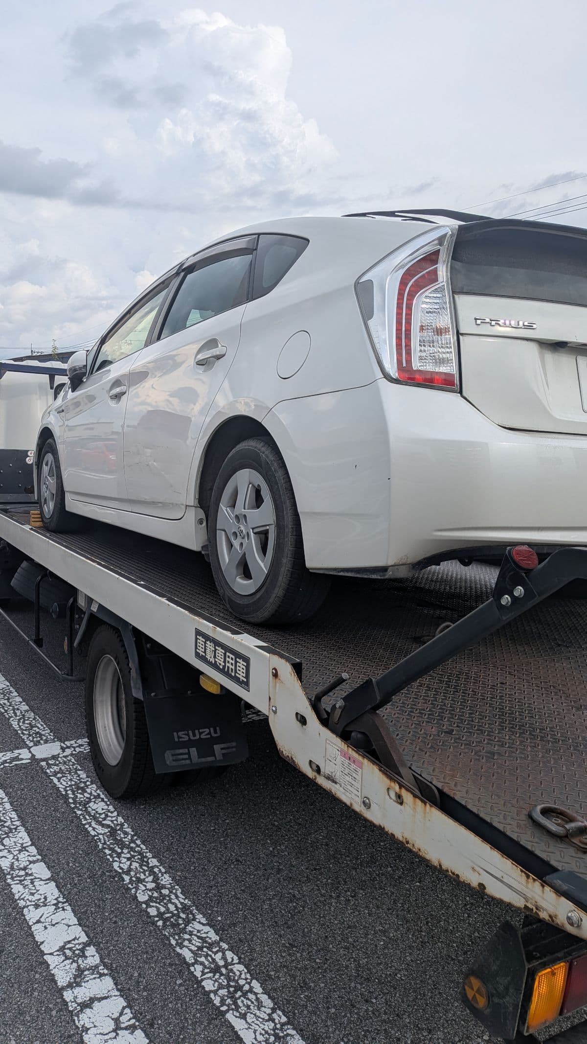 栃木県日光市でのトヨタ プリウスの車検切れの車の搬送救援の様子