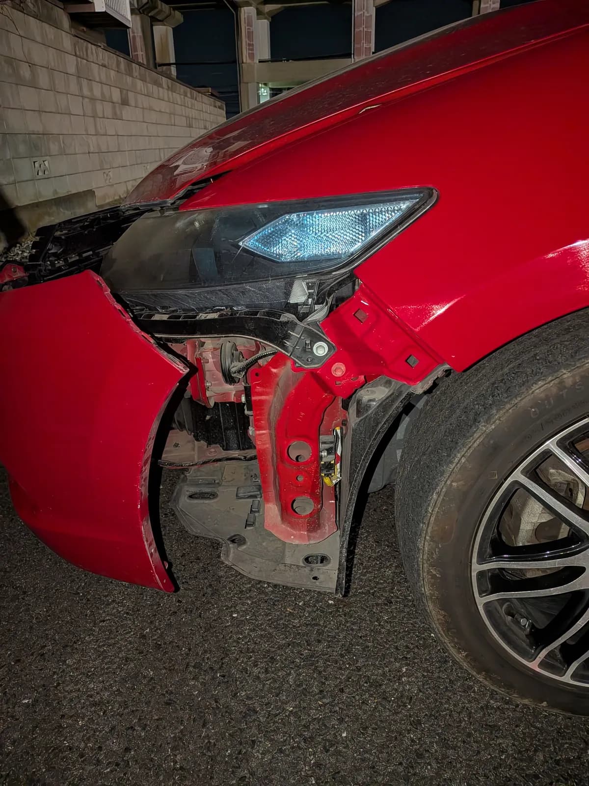 栃木県小山市でのホンダ インサイトの縁石に乗り上げ、フロント部分の破損救援の様子