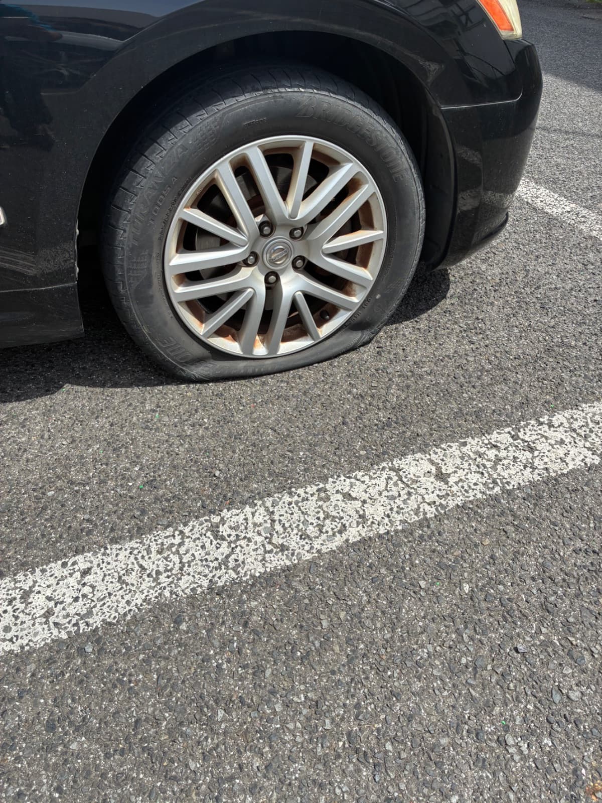 栃木県栃木市での日産 フーガのパンク・タイヤトラブル救援の様子