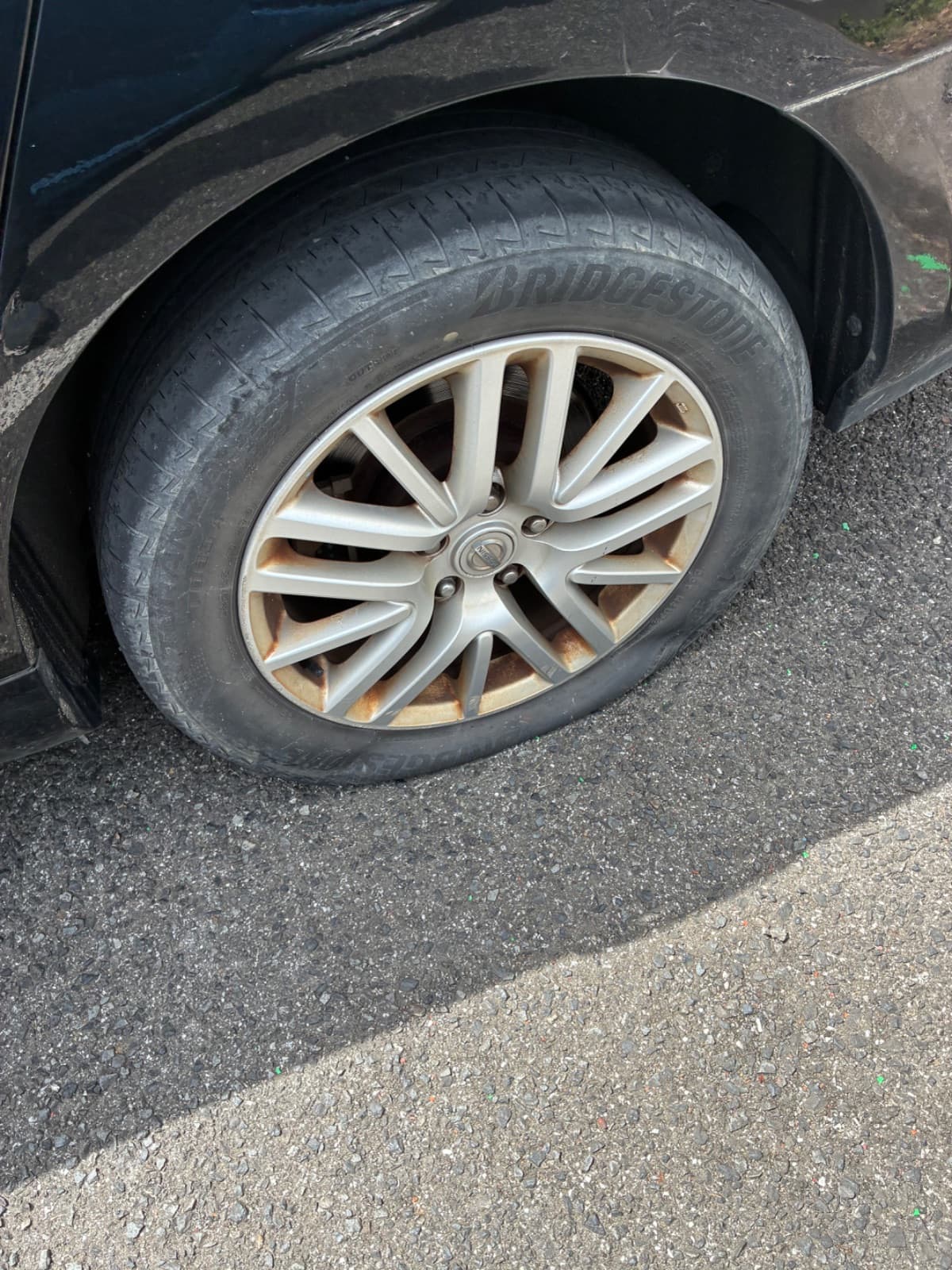 栃木県栃木市での日産 フーガのパンク・タイヤトラブル救援の様子