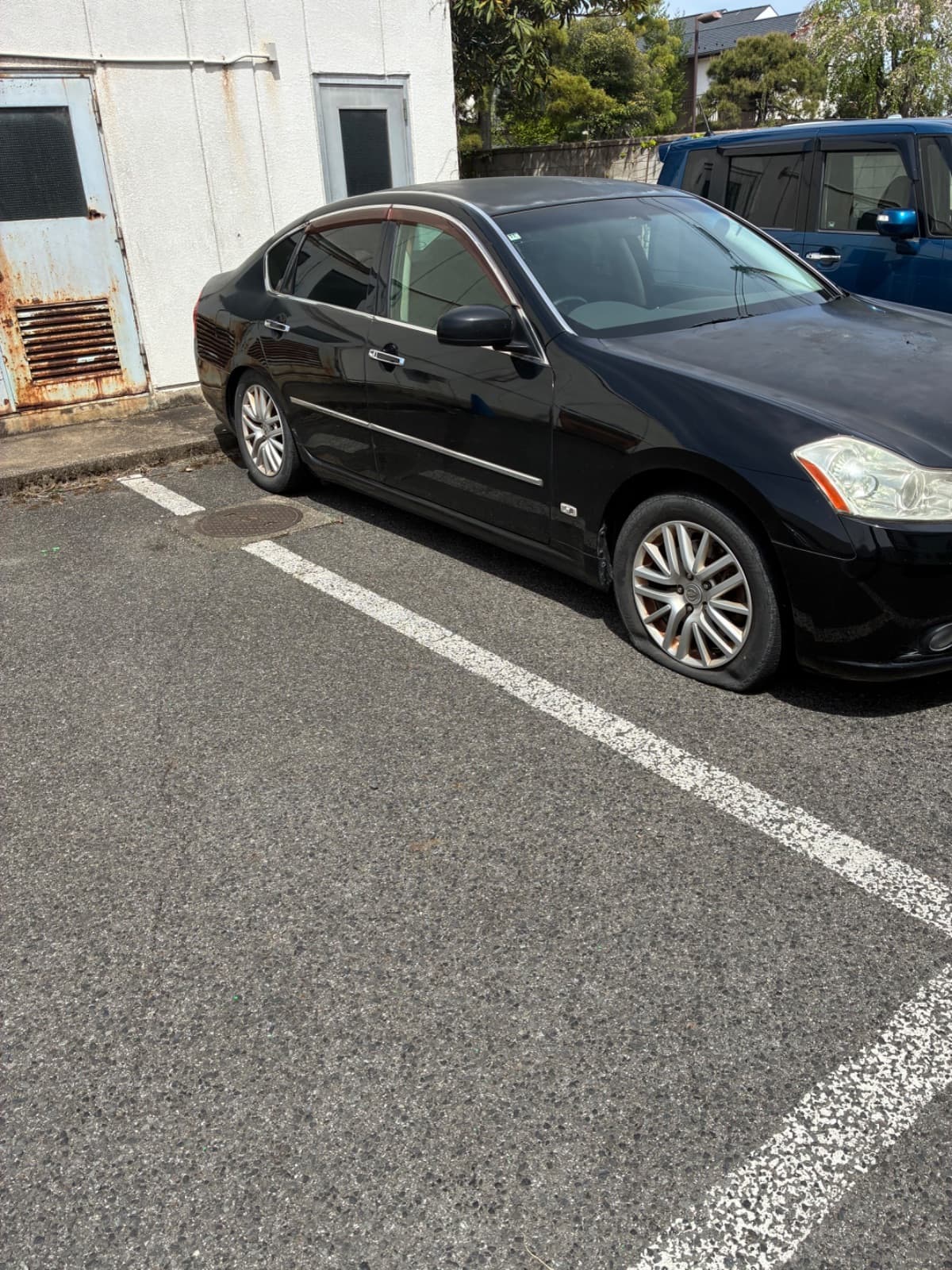 栃木県栃木市での日産 フーガのパンク・タイヤトラブル救援の様子