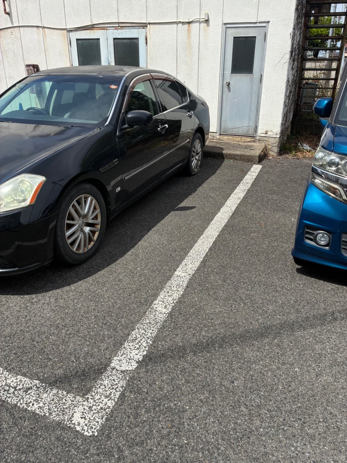 栃木県栃木市での日産 フーガのパンク・タイヤトラブル救援の様子