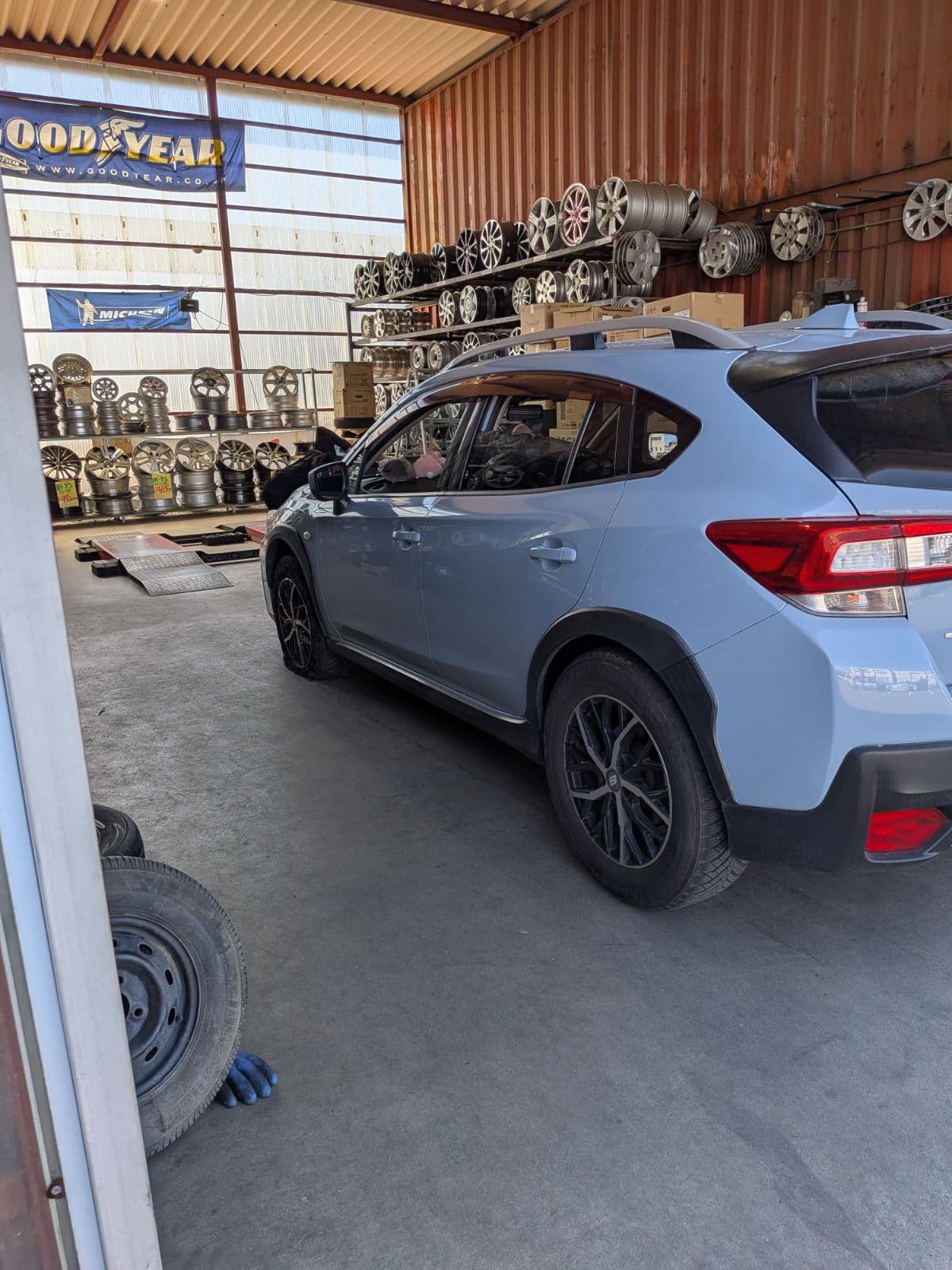 群馬県伊勢崎市でのスバル XVのパンク・タイヤトラブル救援の様子