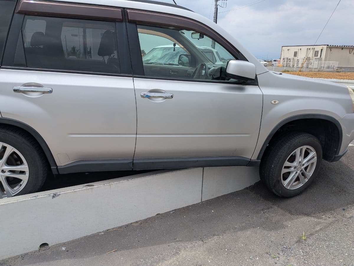群馬県玉村町での日産 エクストレイルの脱輪!救援の様子