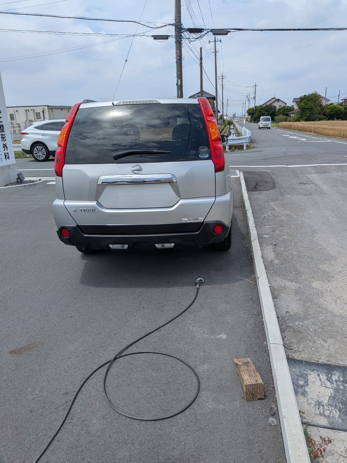 群馬県玉村町での日産 エクストレイルの脱輪!救援の様子