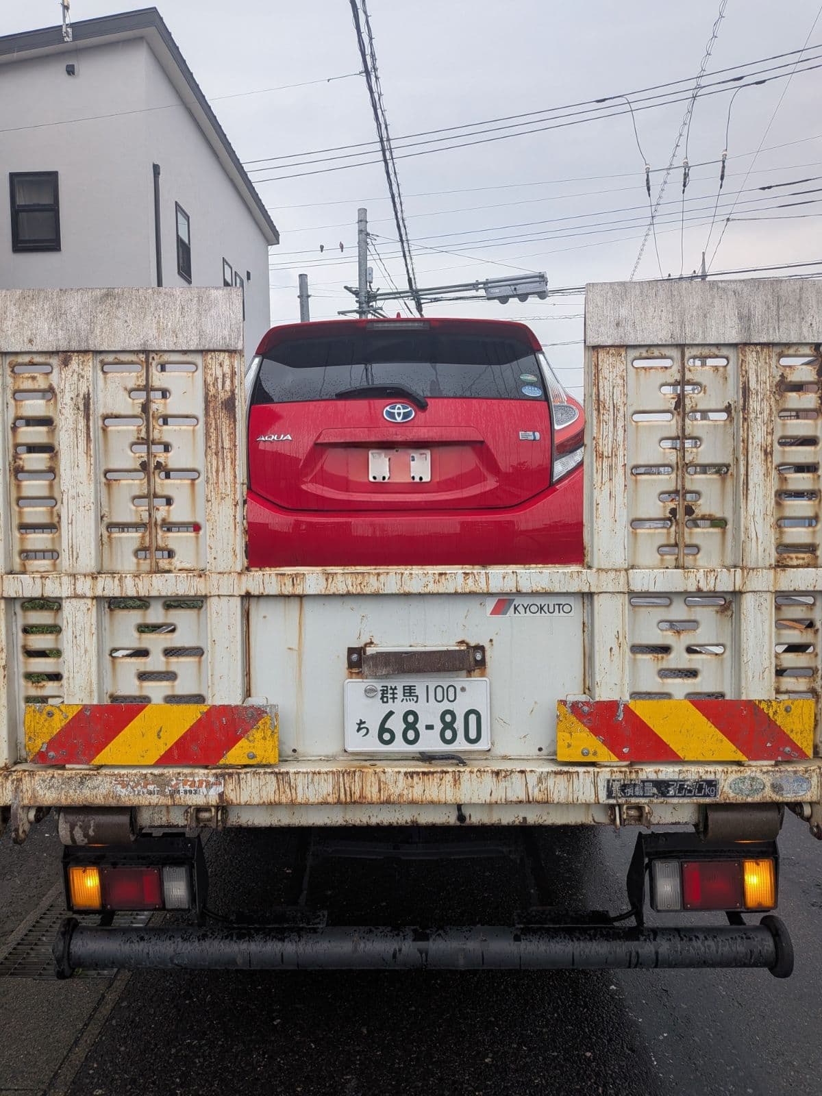 栃木県佐野市でのトヨタ アクアの車検切れの車の搬送救援の様子