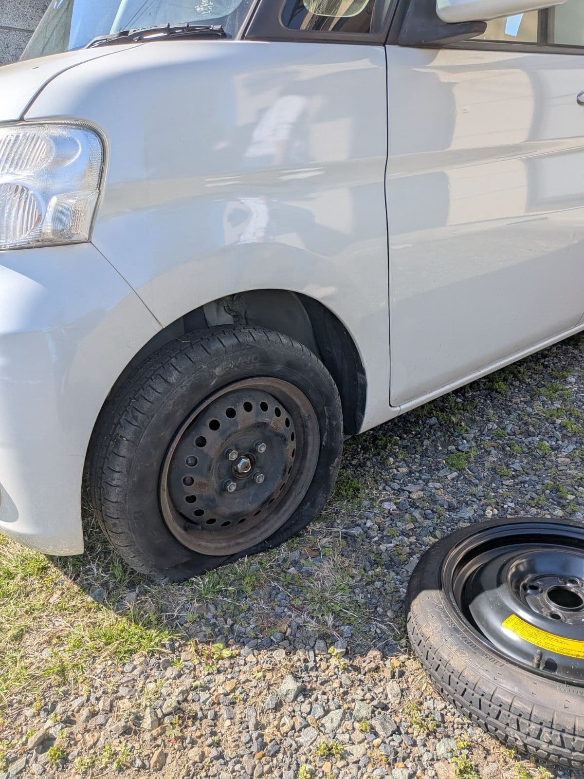 群馬県伊勢崎市でのダイハツ タントのタイヤパンク
救援の様子