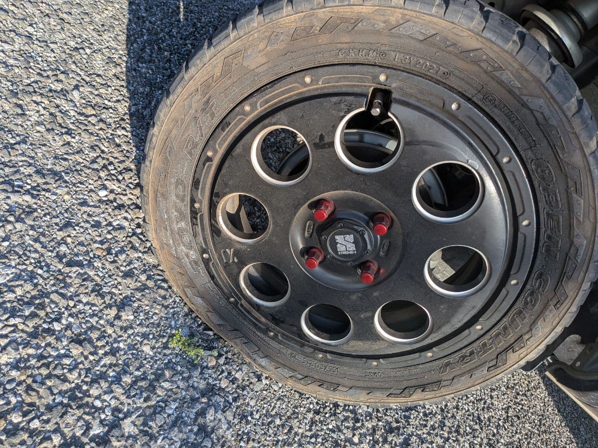 群馬県伊勢崎市でのダイハツ ハイゼット!のパンク・タイヤトラブル救援の様子