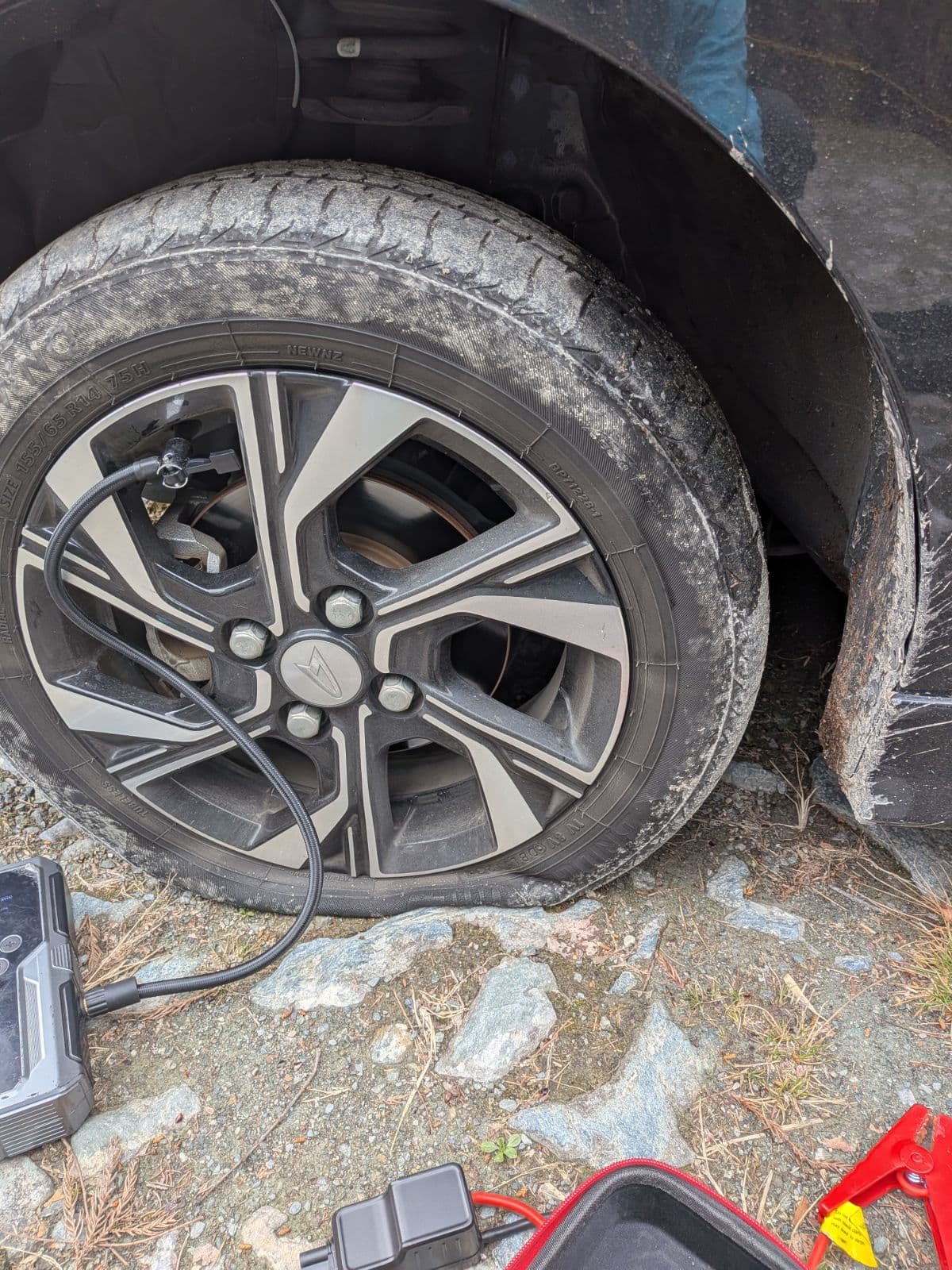 群馬県藤岡市でのダイハツ タントのパンク・タイヤトラブル救援の様子