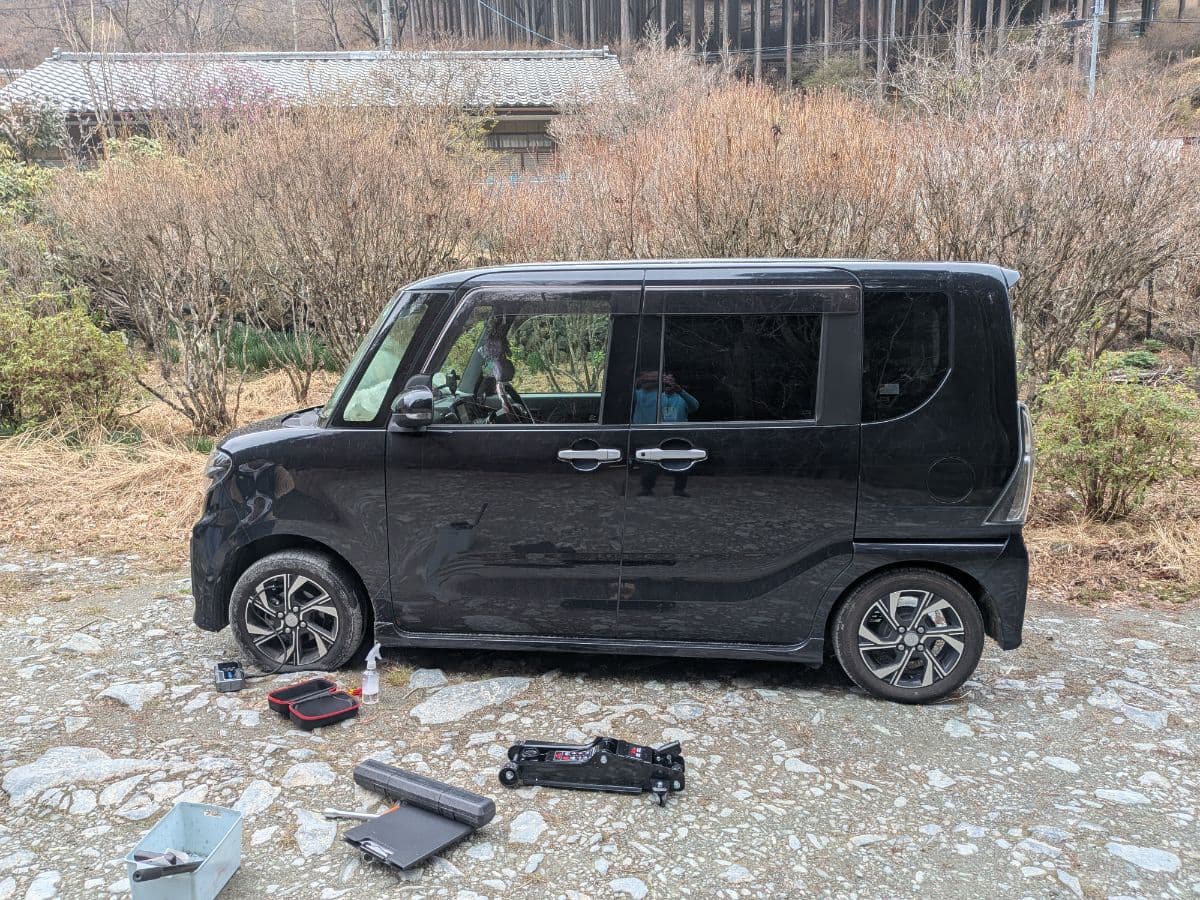 群馬県藤岡市でのダイハツ タントのパンク・タイヤトラブル救援の様子