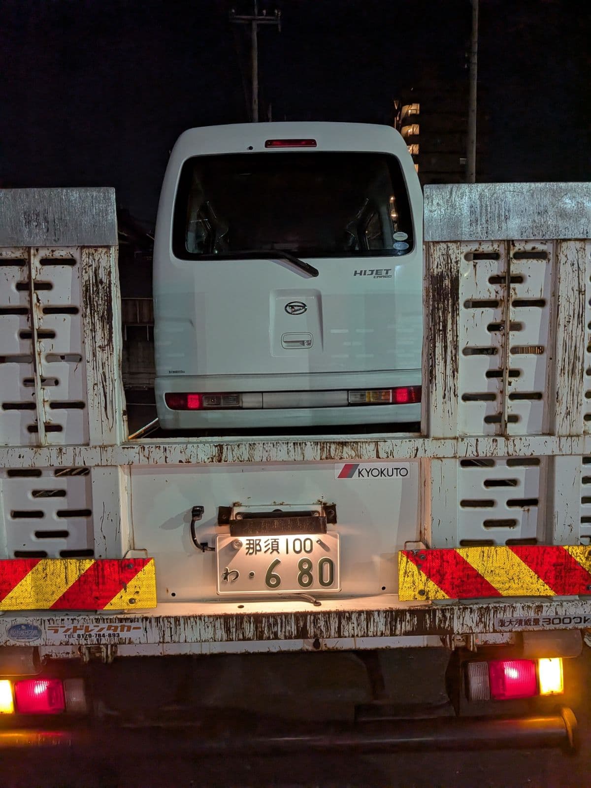 埼玉県川口市でのダイハツ ハイゼットの左バックミラーの破損救援の様子