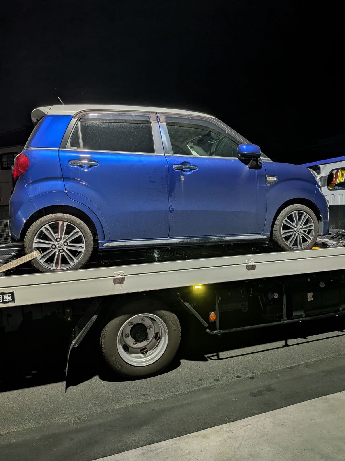 群馬県伊勢崎市でのトヨタ ピクシスのエンジンの制御されている車両
レッカー搬送救援の様子