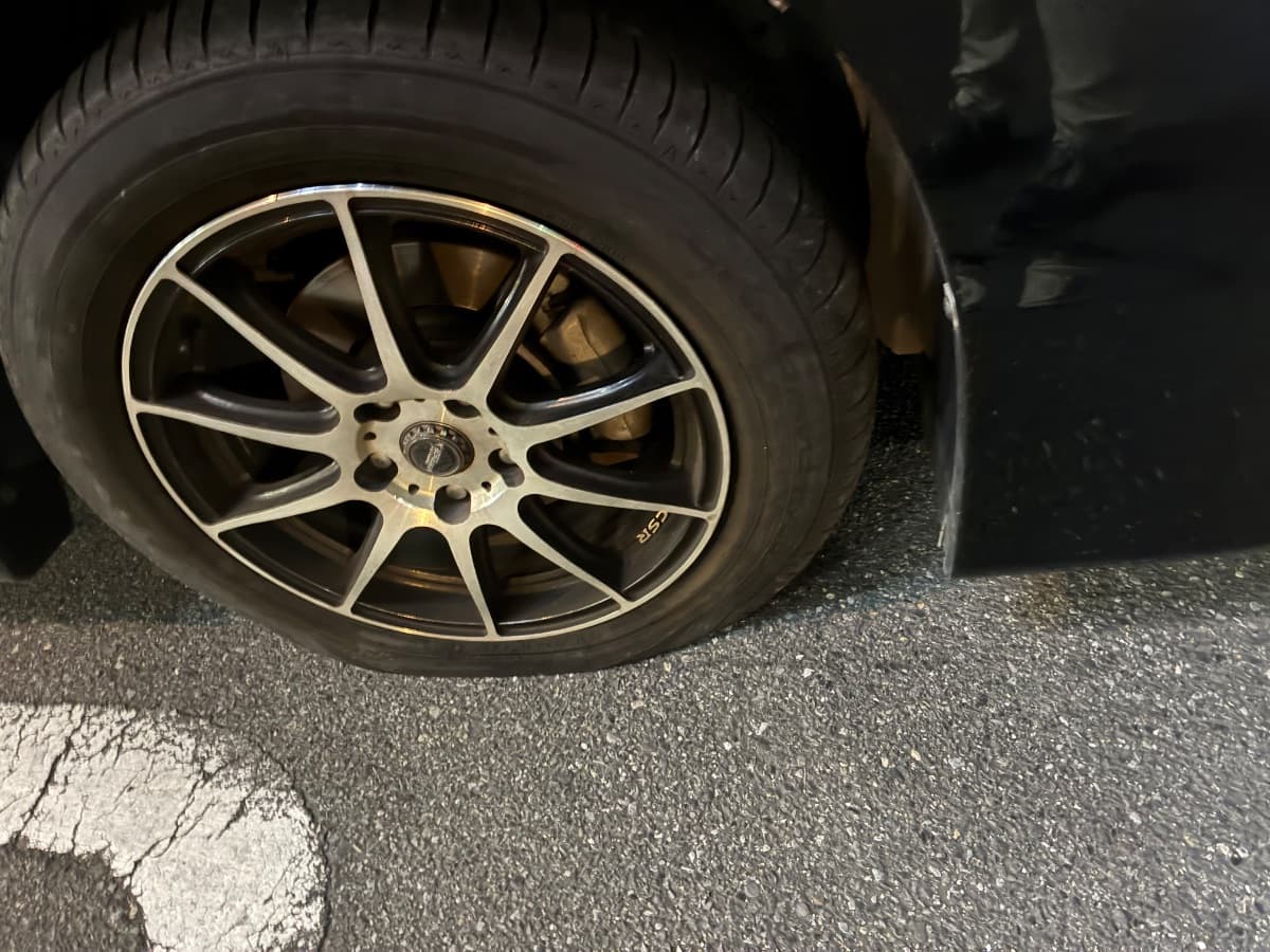 栃木県宇都宮市でのトヨタ アルファードのパンク・タイヤトラブル救援の様子