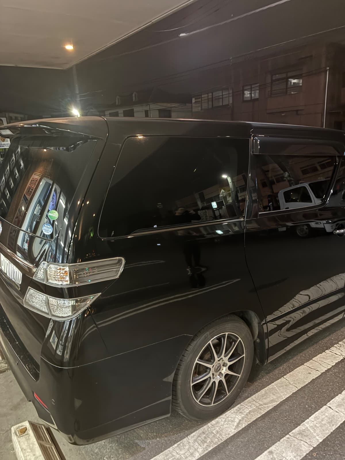 栃木県宇都宮市でのトヨタ アルファードのパンク・タイヤトラブル救援の様子