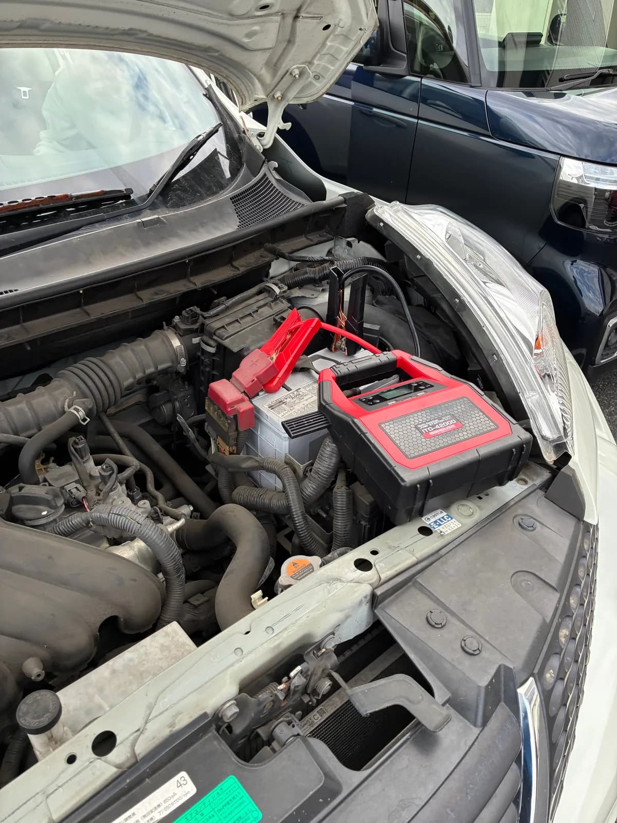 栃木県宇都宮市での日産 ジュークのバッテリー上がり救援の様子