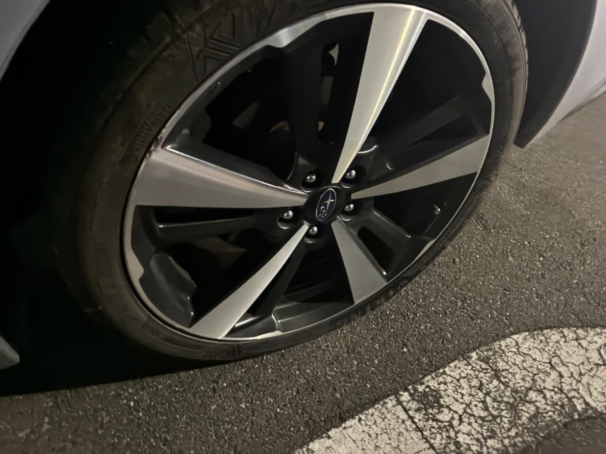 群馬県高崎市でのスバル インプレッサのパンク・タイヤトラブル救援の様子