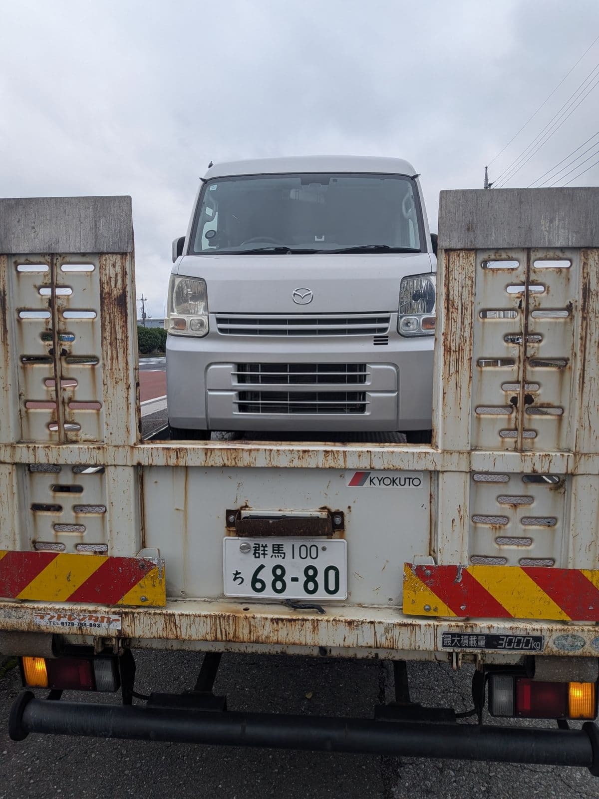 栃木県上三川町でのマツダ スクラムのレッカー搬送救援の様子