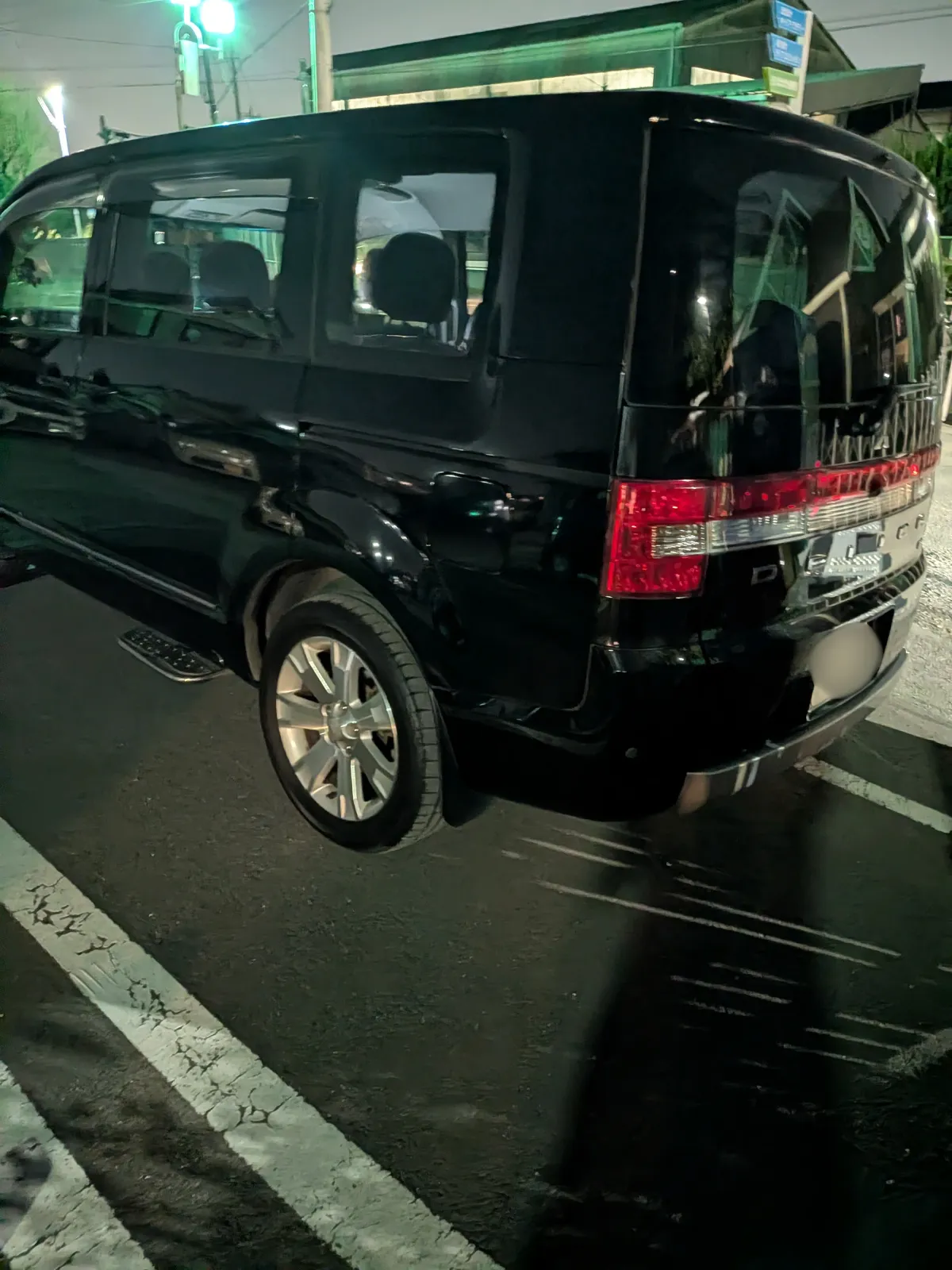 埼玉県飯能市での三菱 デリカのレッカー搬送救援の様子