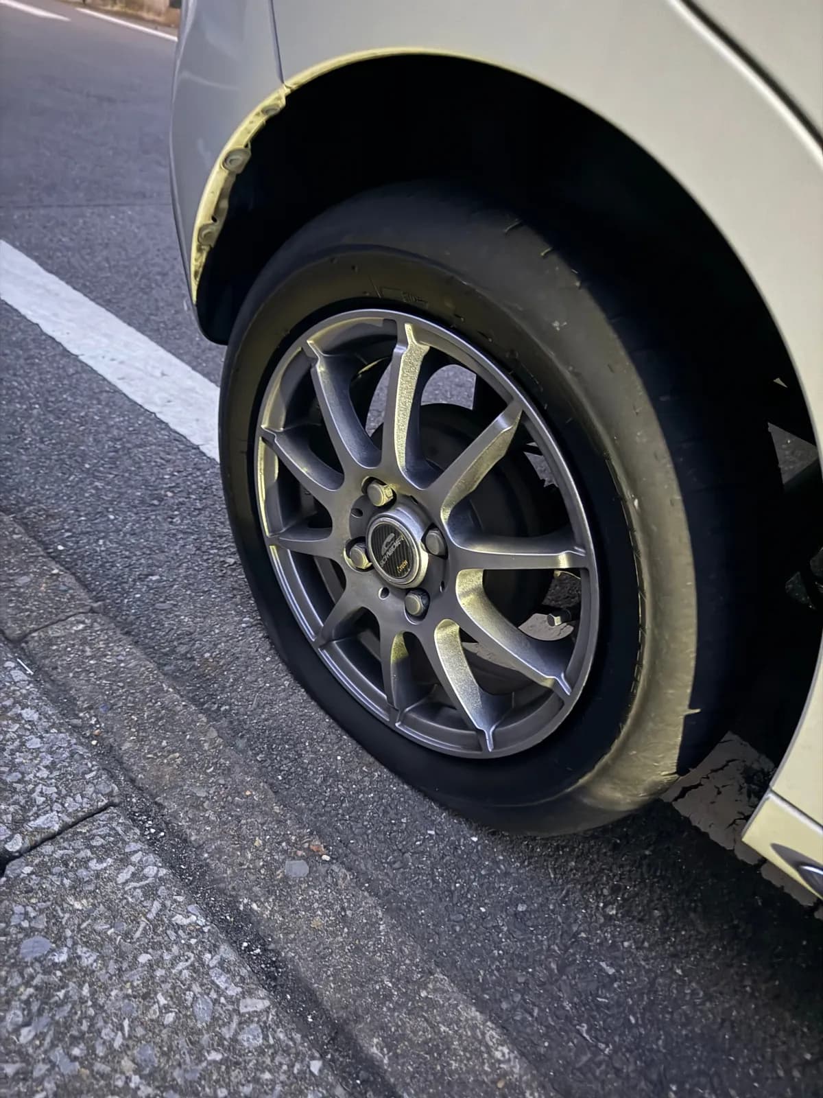 栃木県佐野市でのダイハツ キャストのパンク・タイヤトラブル救援の様子