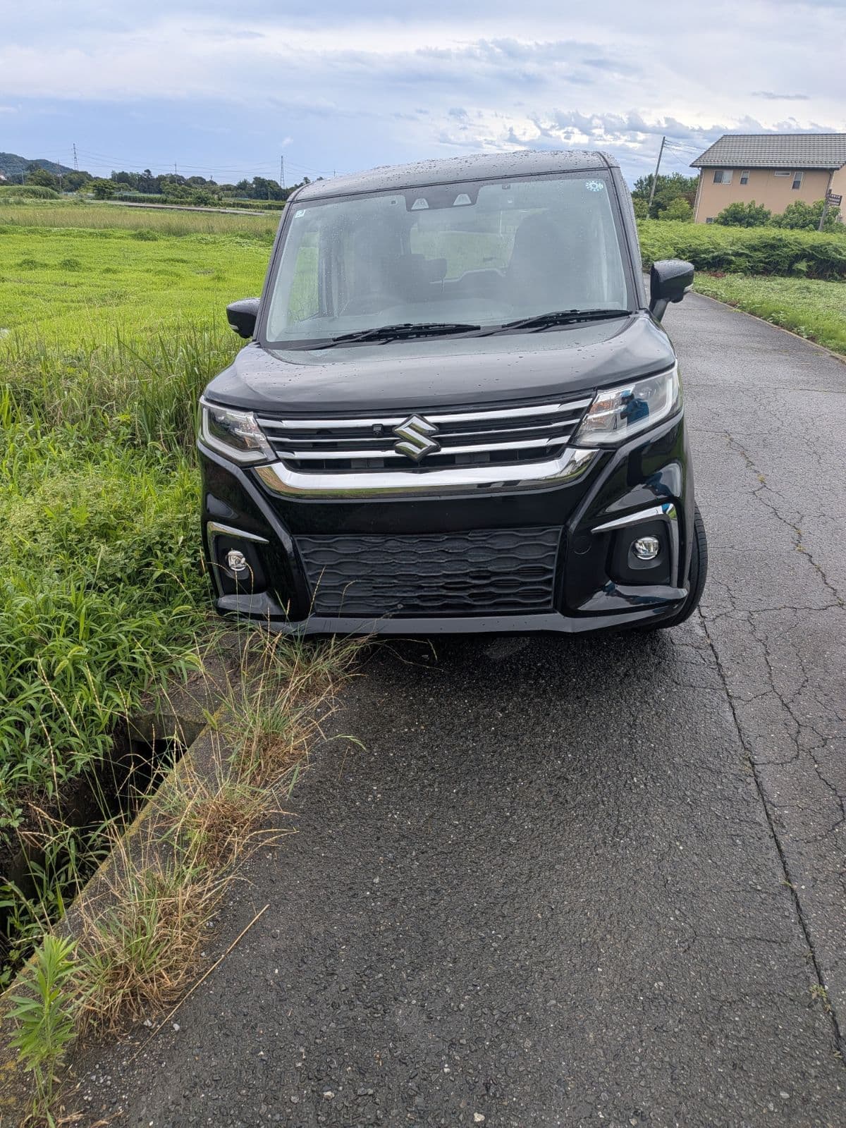 群馬県高崎市でのスズキ ソリオの脱輪救援の様子