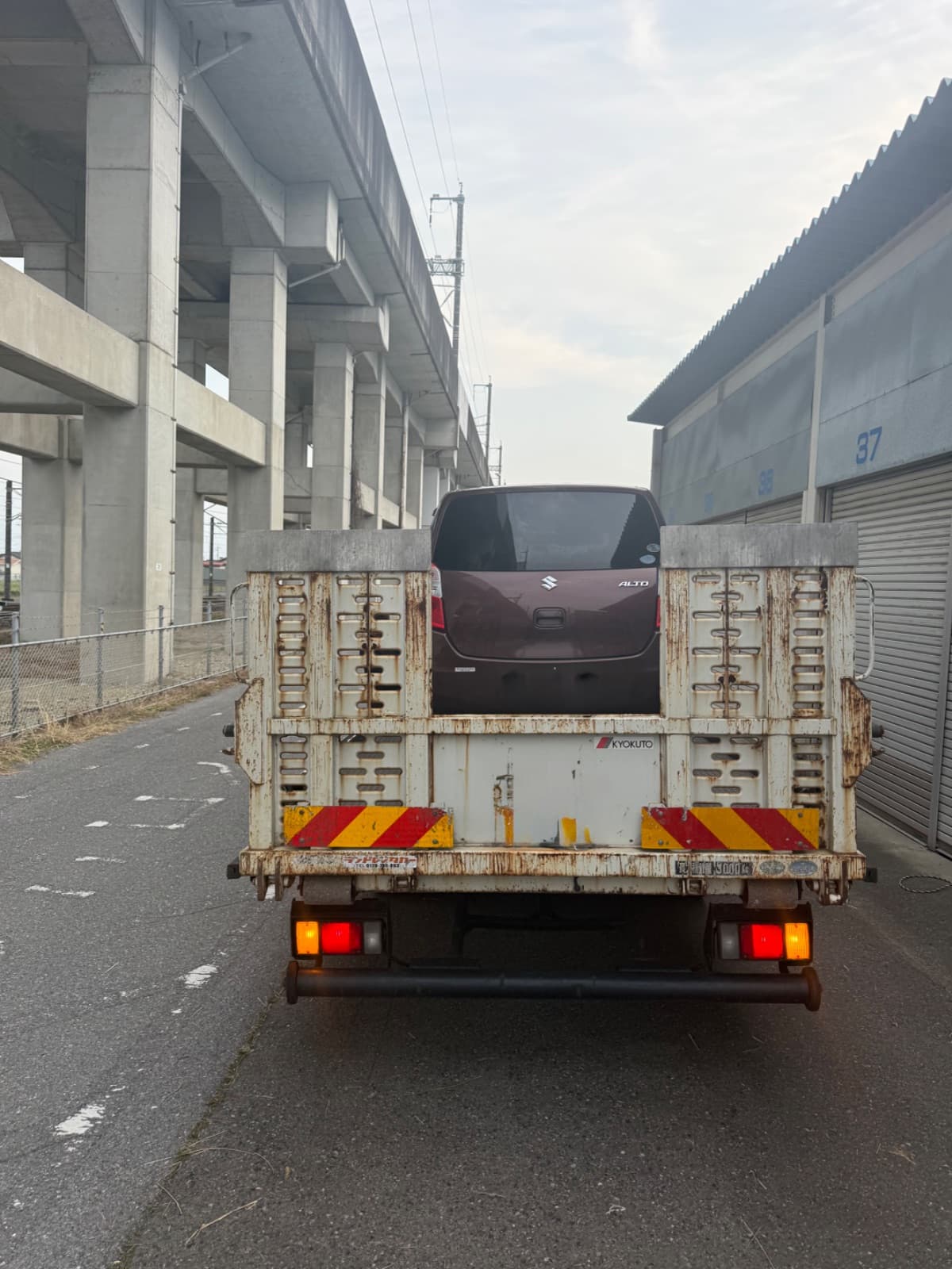 栃木県那須塩原市でのスズキ アルトのレッカー搬送救援の様子