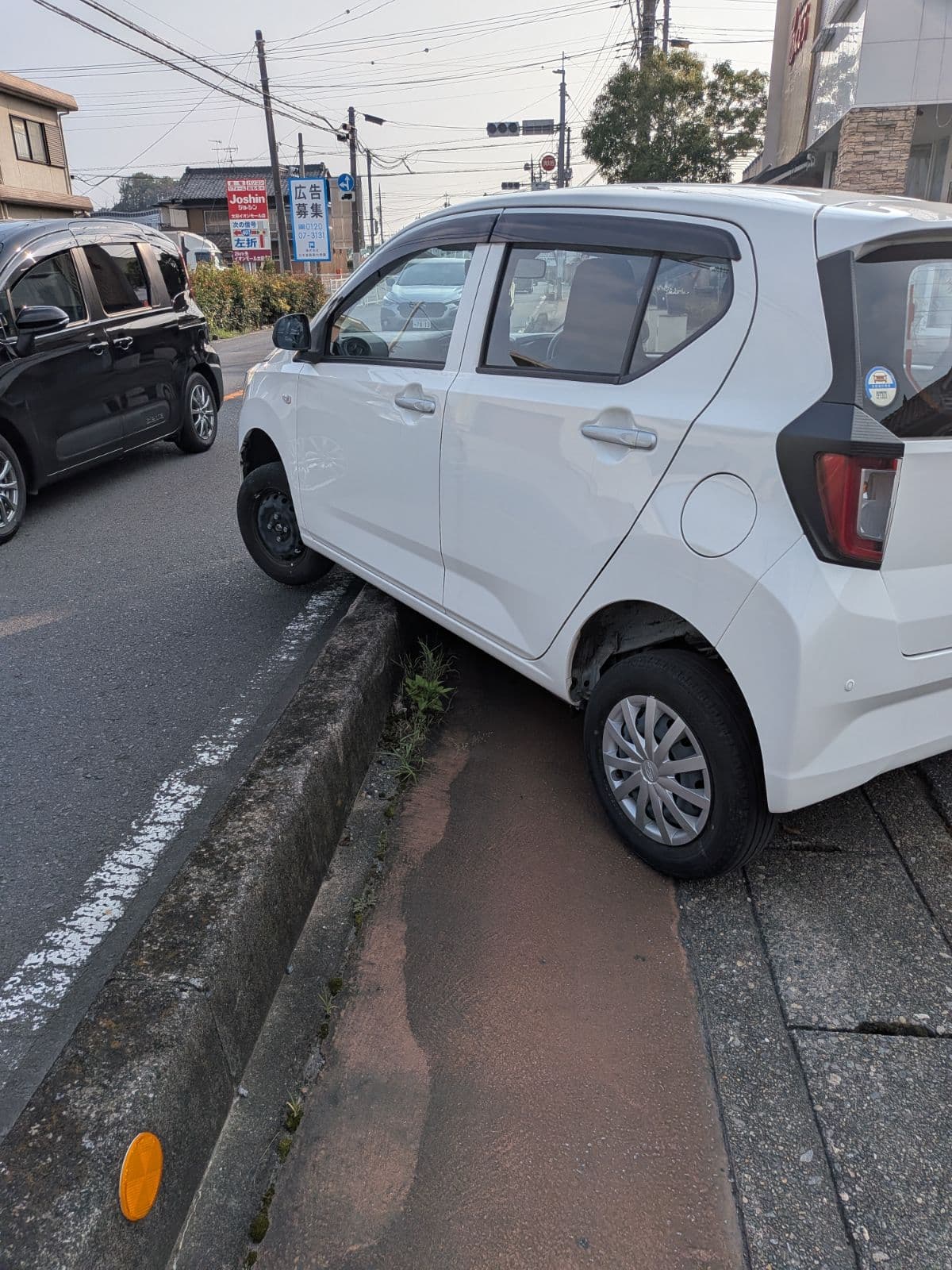 群馬県太田市でのスバル プレオの縁石乗り上げ脱輪救援の様子