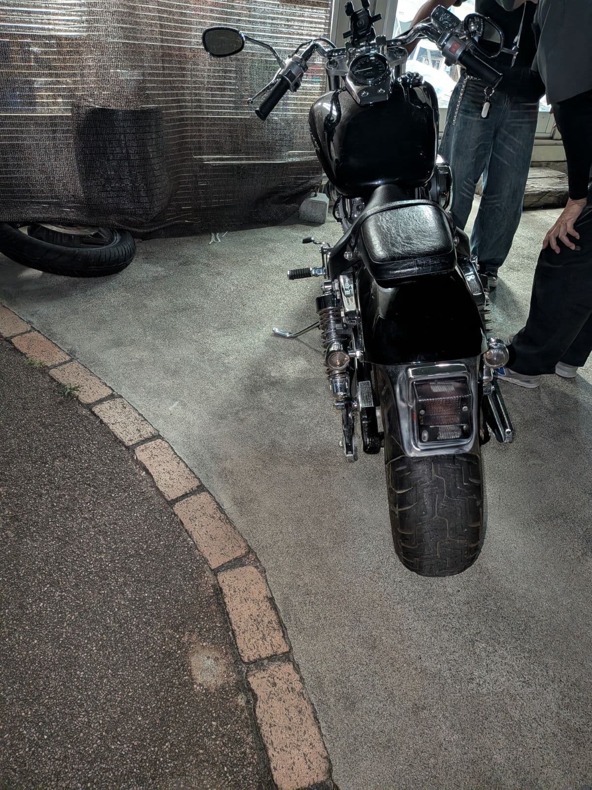 群馬県東吾妻町でのホンダ 400ccのバイクの単独事故?救援の様子