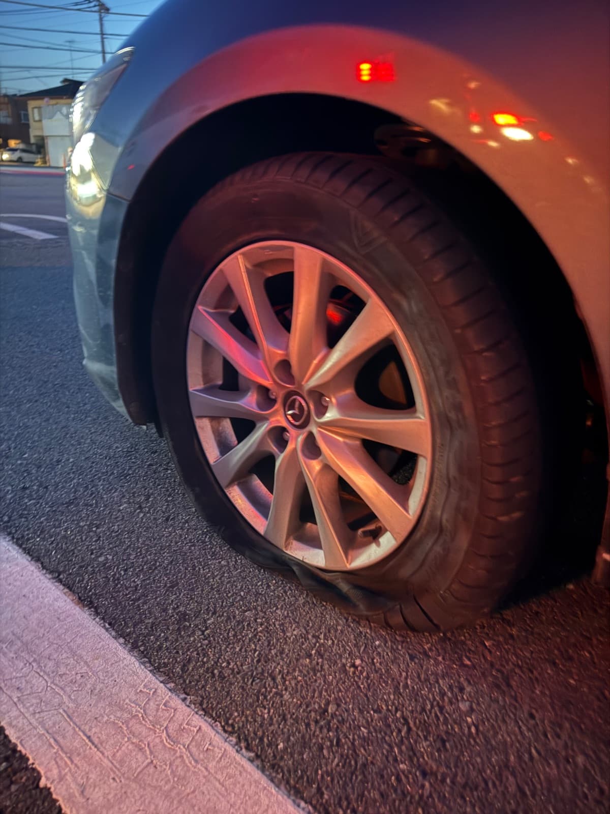 栃木県小山市でのマツダ アテンザのパンク・タイヤトラブル救援の様子