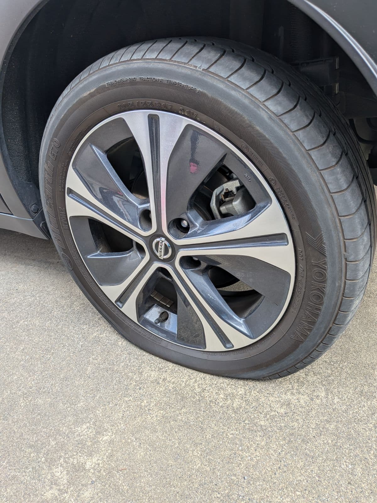 群馬県伊勢崎市での日産 キックスのパンク・タイヤトラブル救援の様子