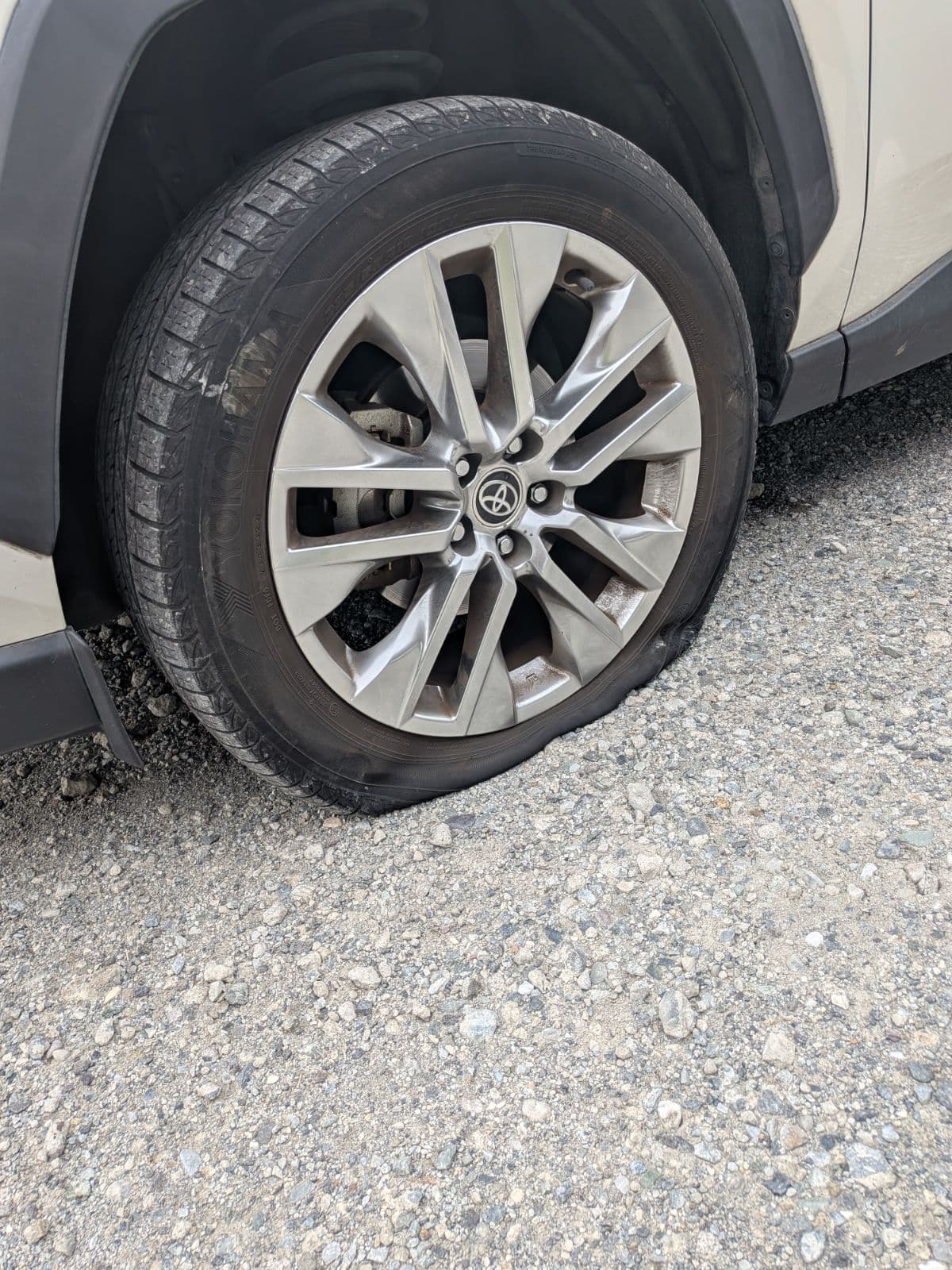 群馬県藤岡市でのトヨタ rav 4のパンク・タイヤトラブル救援の様子