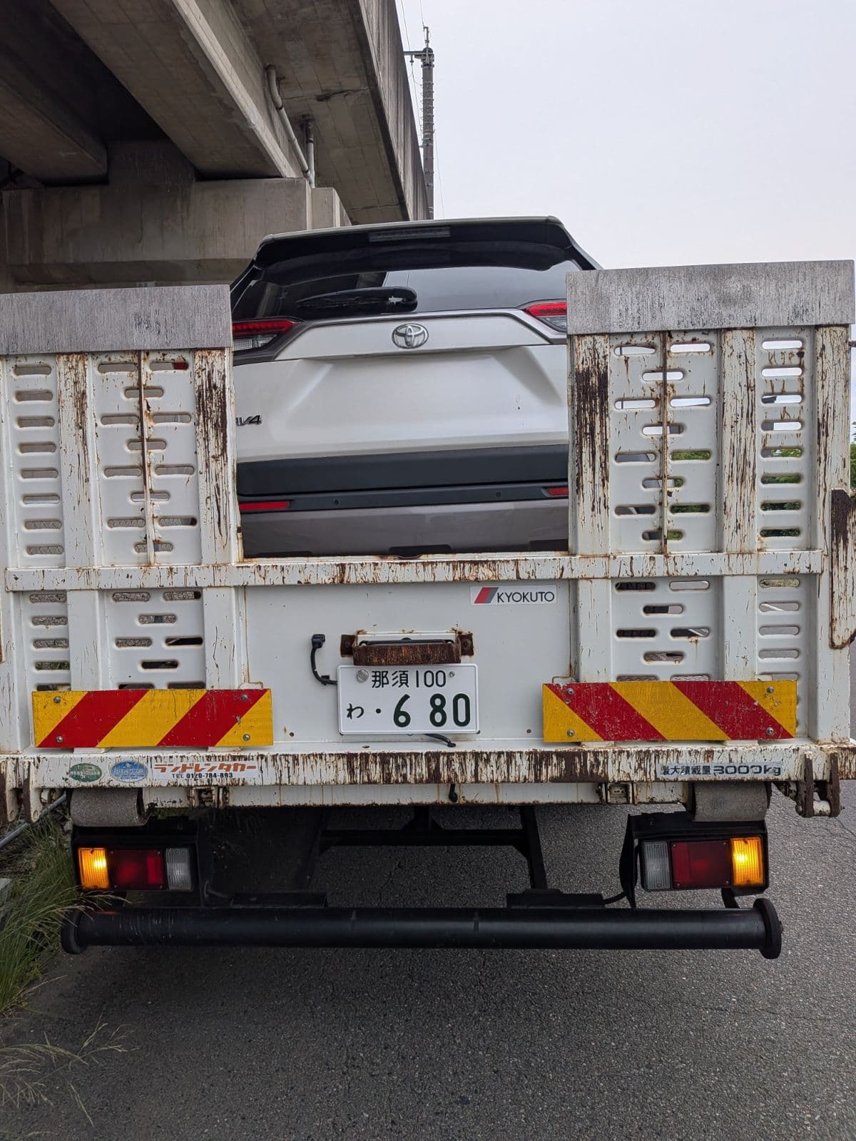 群馬県藤岡市でのトヨタ rav 4のパンク・タイヤトラブル救援の様子