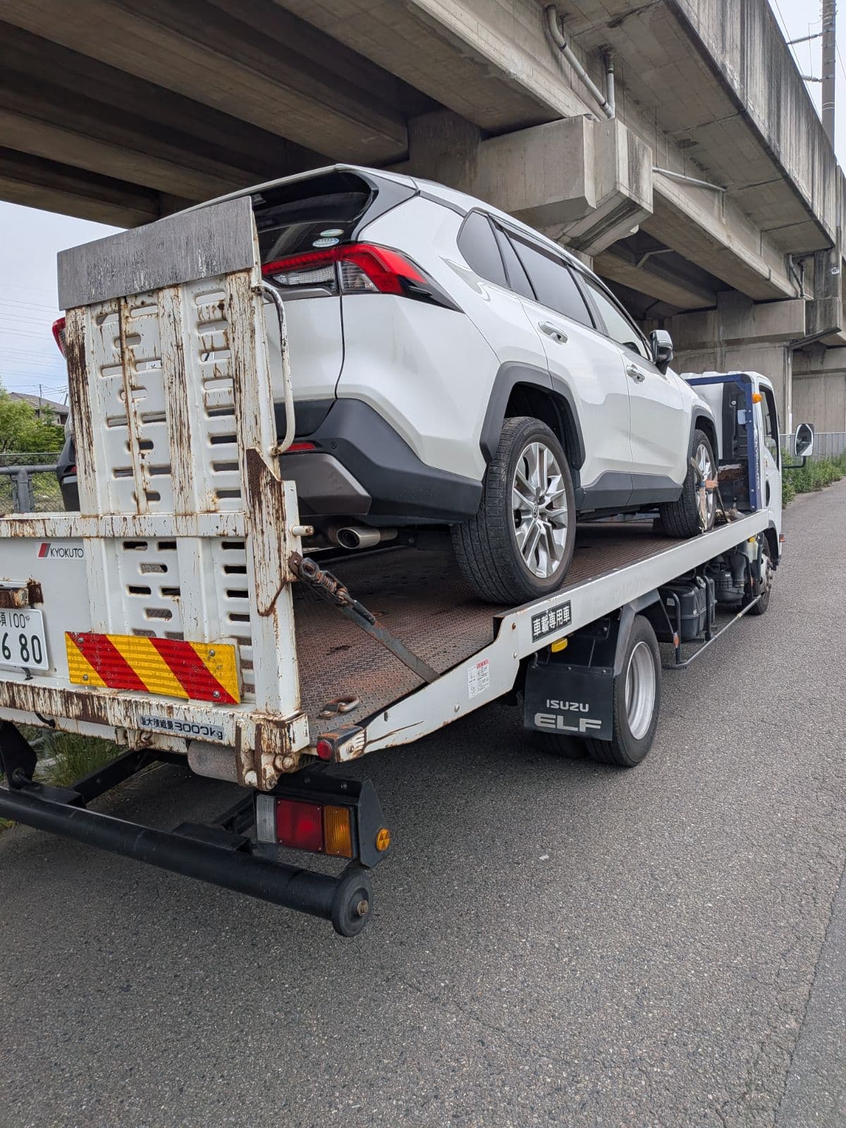 群馬県藤岡市でのトヨタ rav 4のパンク・タイヤトラブル救援の様子