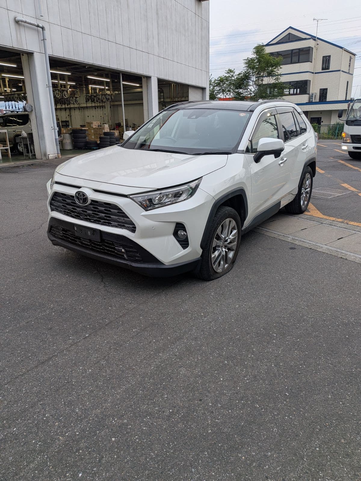 群馬県藤岡市でのトヨタ rav 4のパンク・タイヤトラブル救援の様子