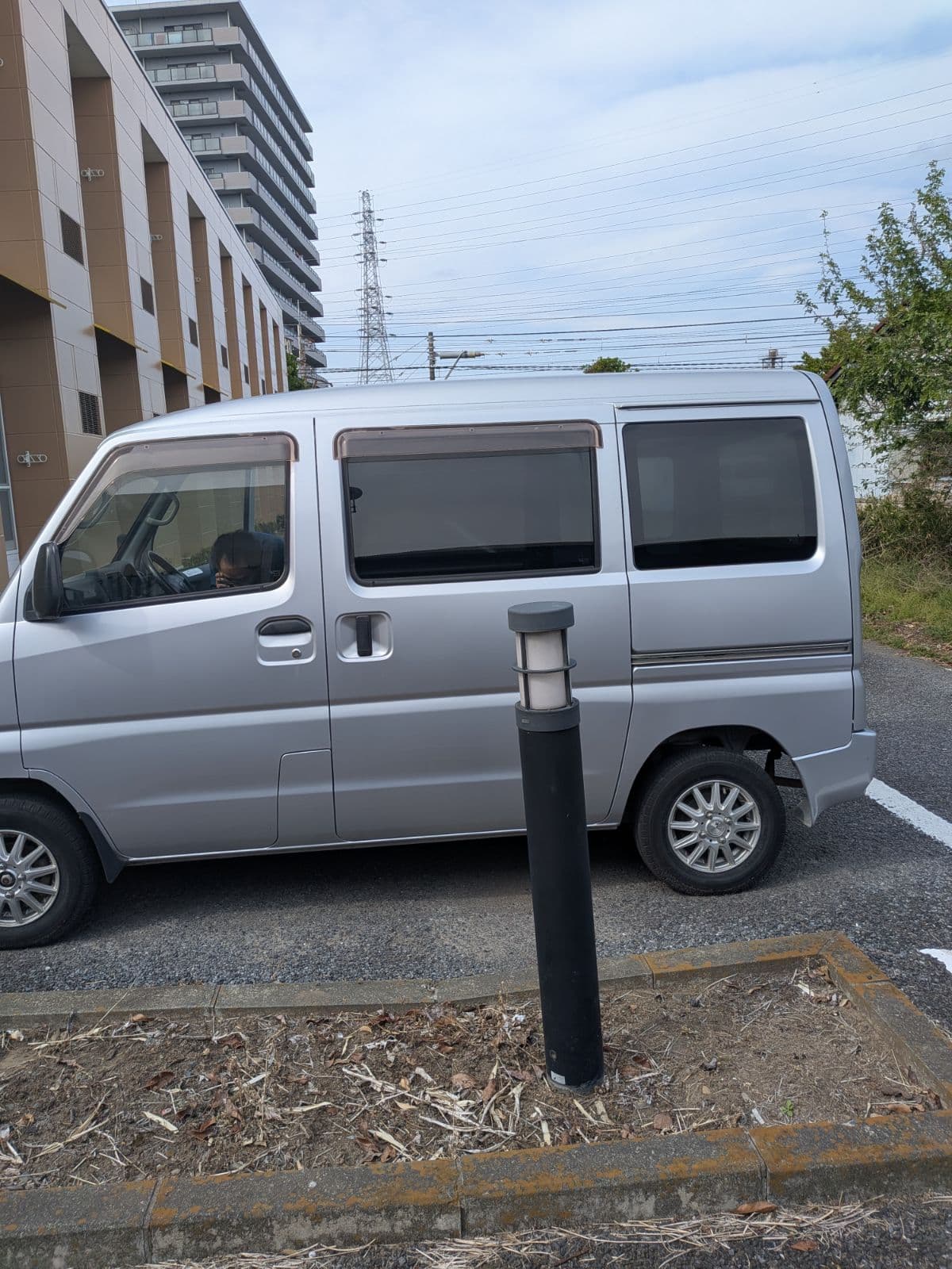 群馬県高崎市での三菱 ミニキャブのパンク・タイヤトラブル救援の様子