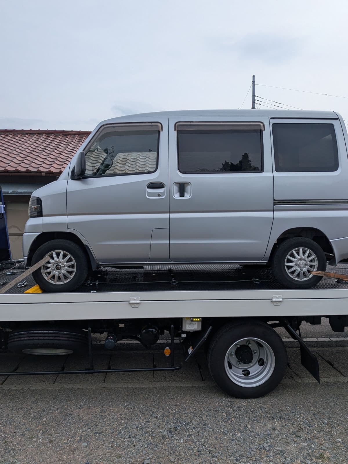 群馬県高崎市での三菱 ミニキャブのパンク・タイヤトラブル救援の様子