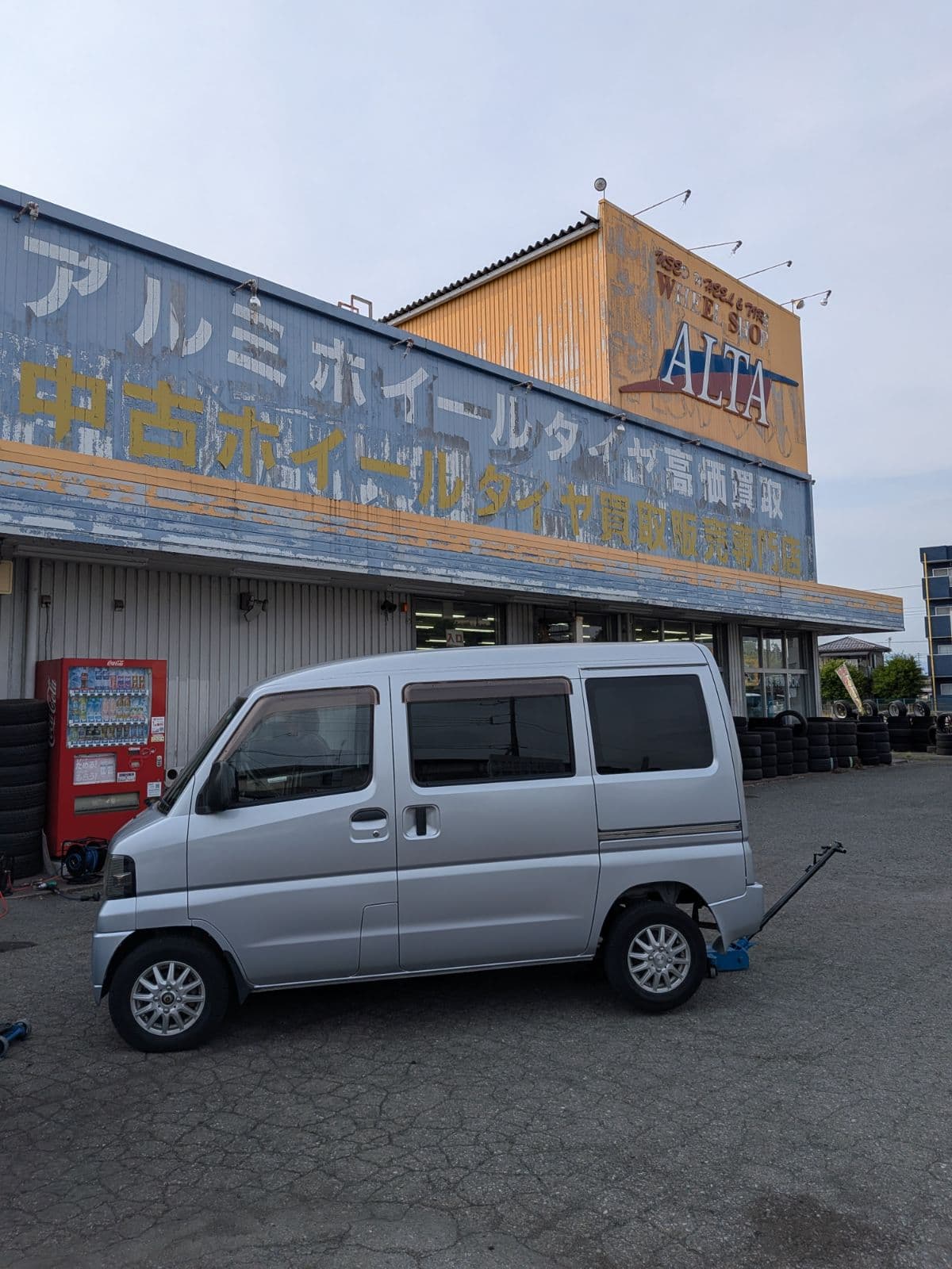 群馬県高崎市での三菱 ミニキャブのパンク・タイヤトラブル救援の様子