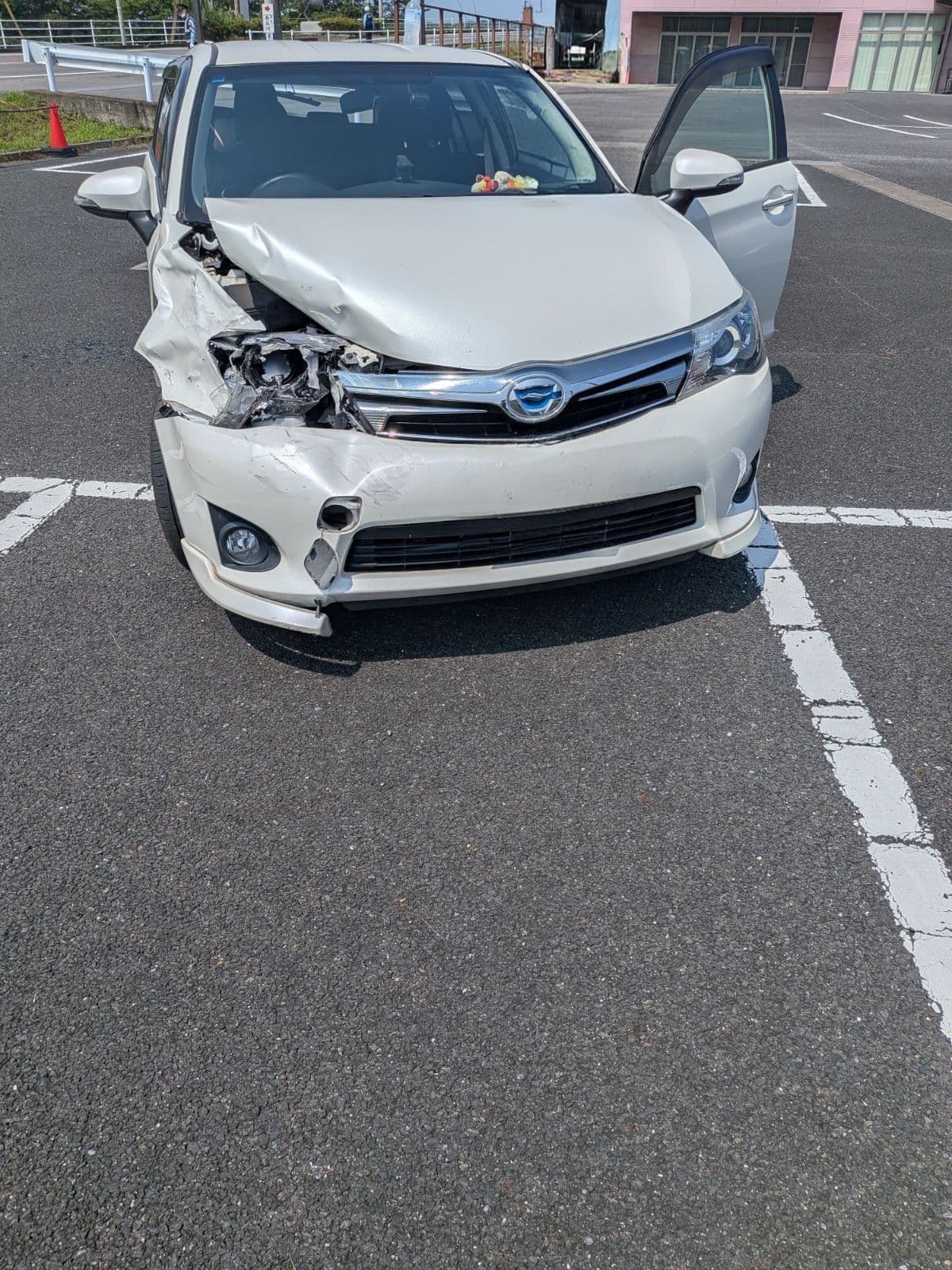 栃木県那珂川町でのトヨタ カローラの事故車両の搬送救援の様子