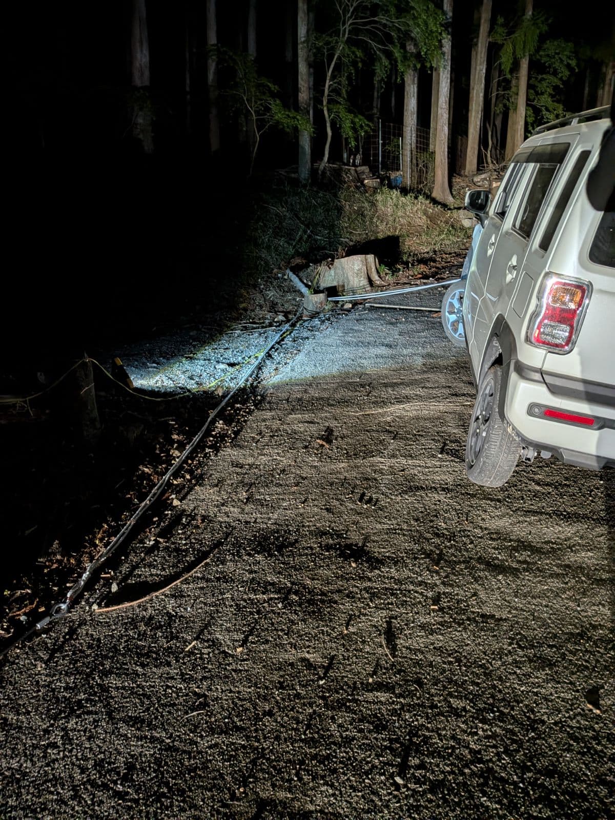 群馬県みどり市でのスズキ ハスラー!の脱輪解除できず、東京海上に連絡救援の様子