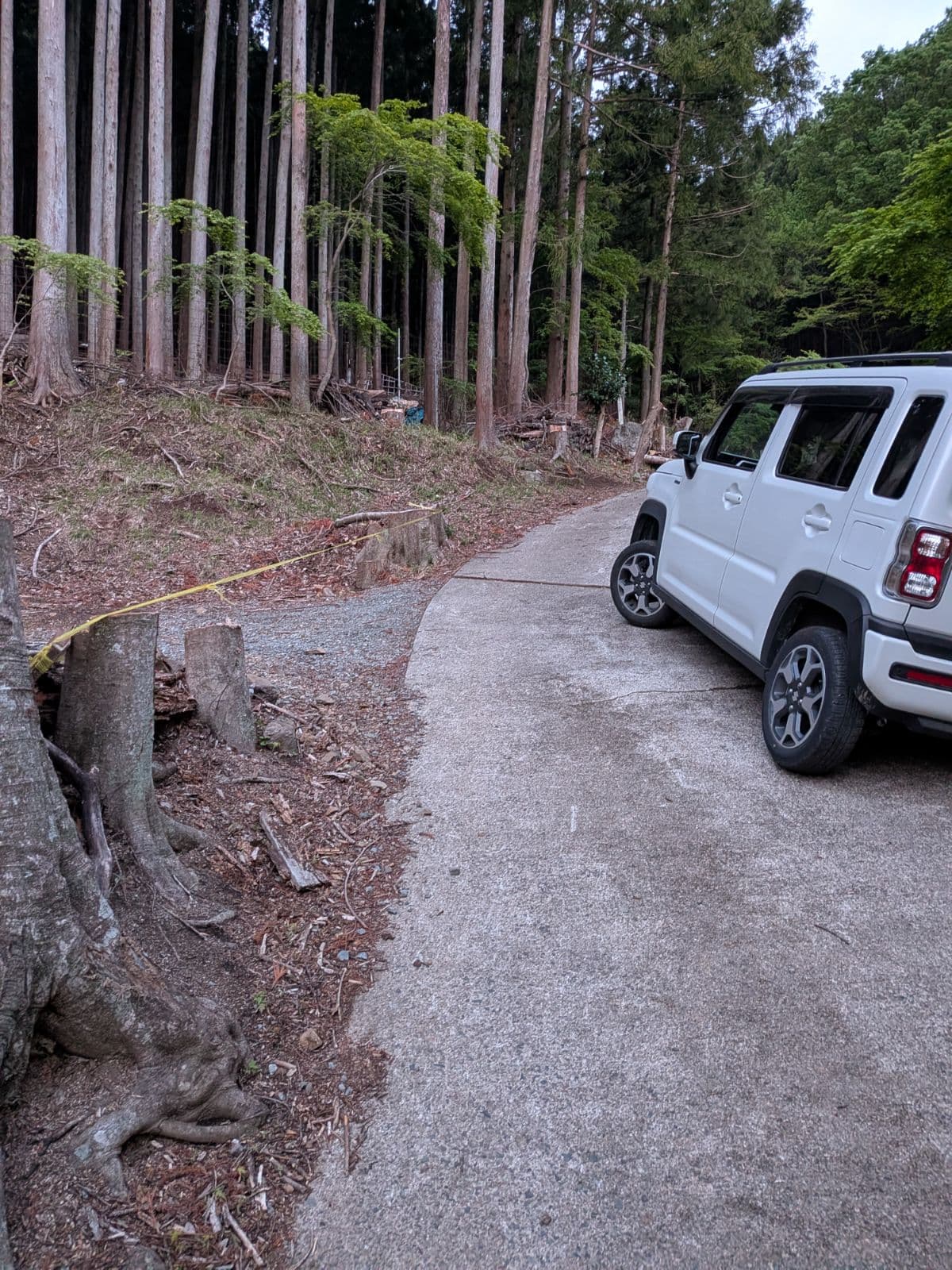 群馬県みどり市でのスズキ ハスラー!の脱輪解除できず、東京海上に連絡救援の様子
