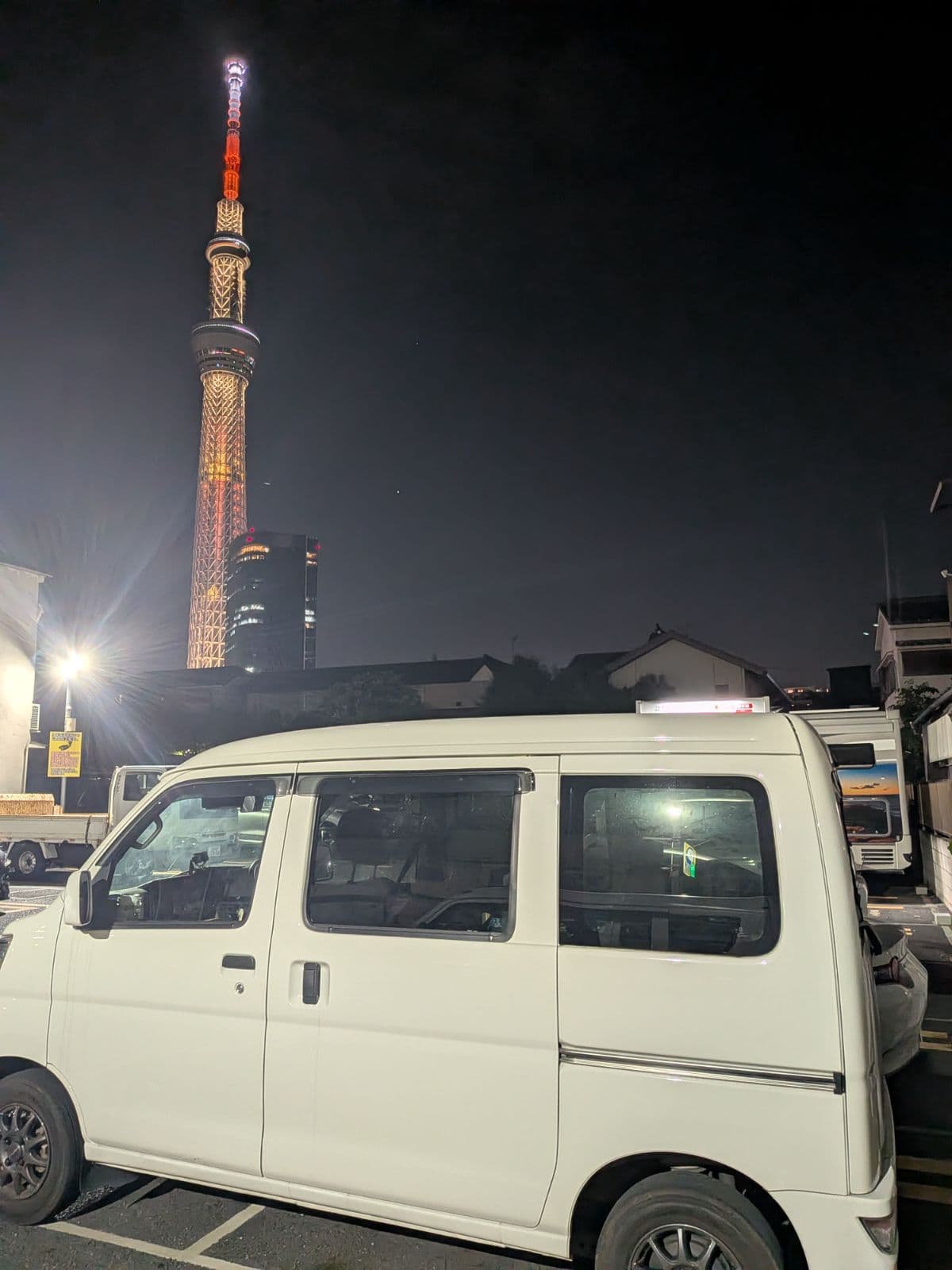 東京都墨田区でのダイハツ ハイゼット!のリアガラス破損救援の様子