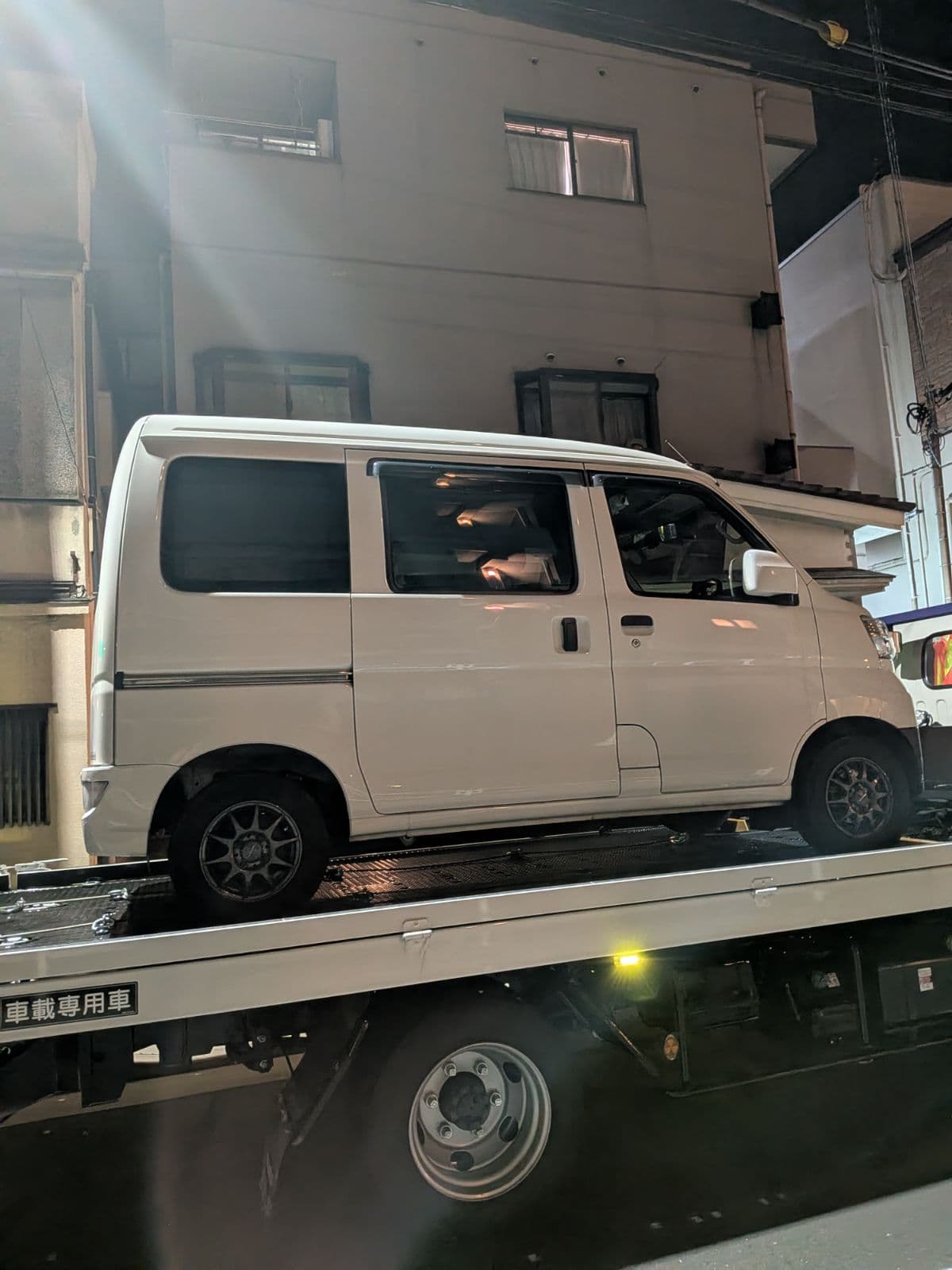 東京都墨田区でのダイハツ ハイゼット!のリアガラス破損救援の様子