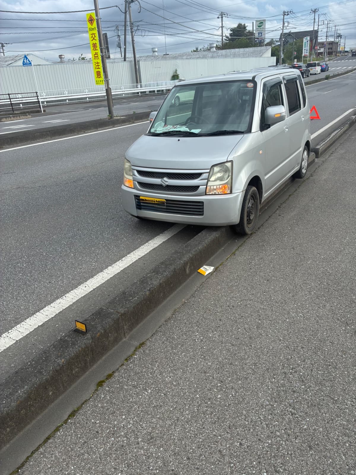 栃木県宇都宮市でのスズキ ワゴンRの縁石乗り上げ救援の様子