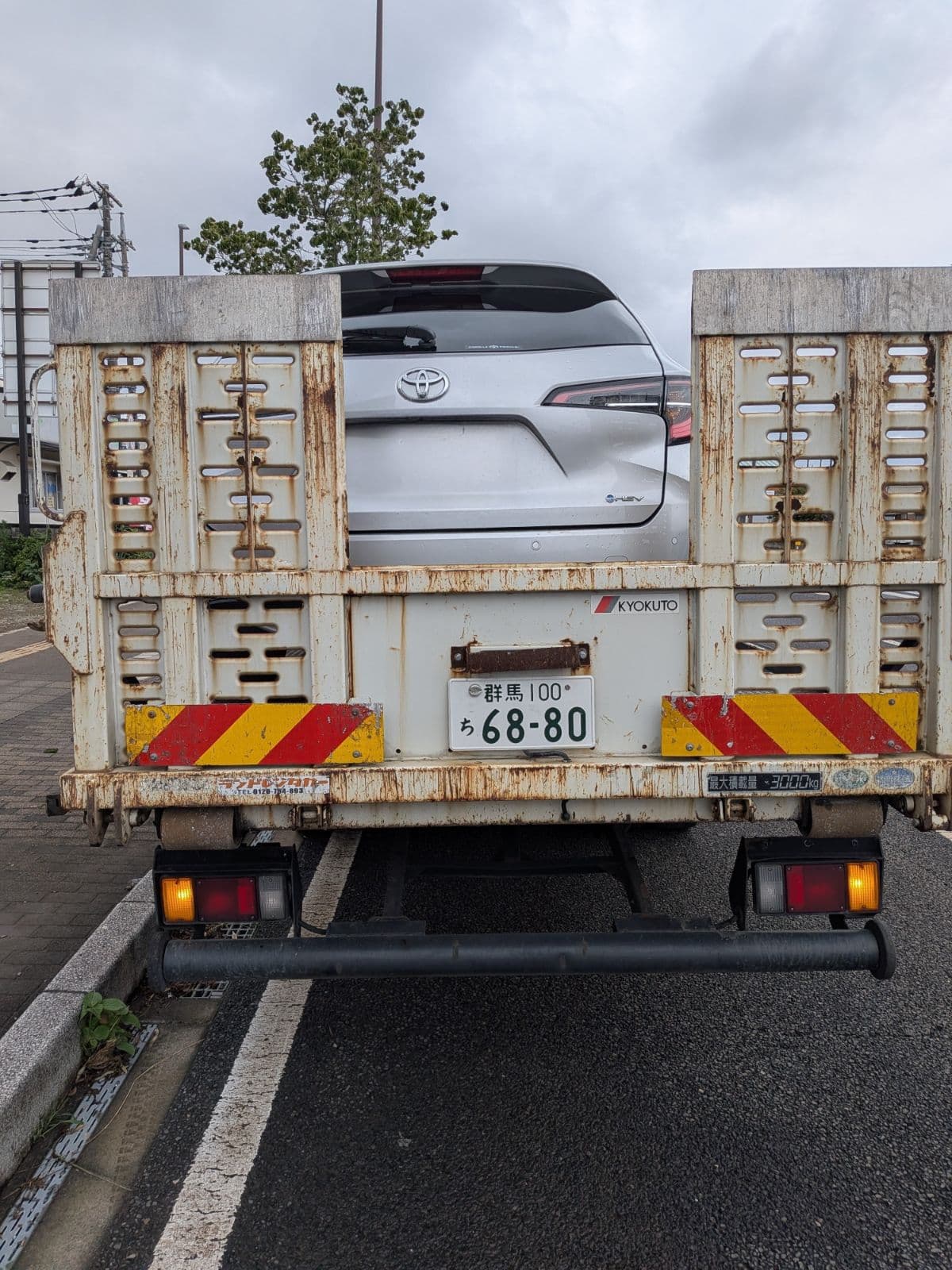 栃木県足利市でのトヨタ カローラのレッカー搬送救援の様子
