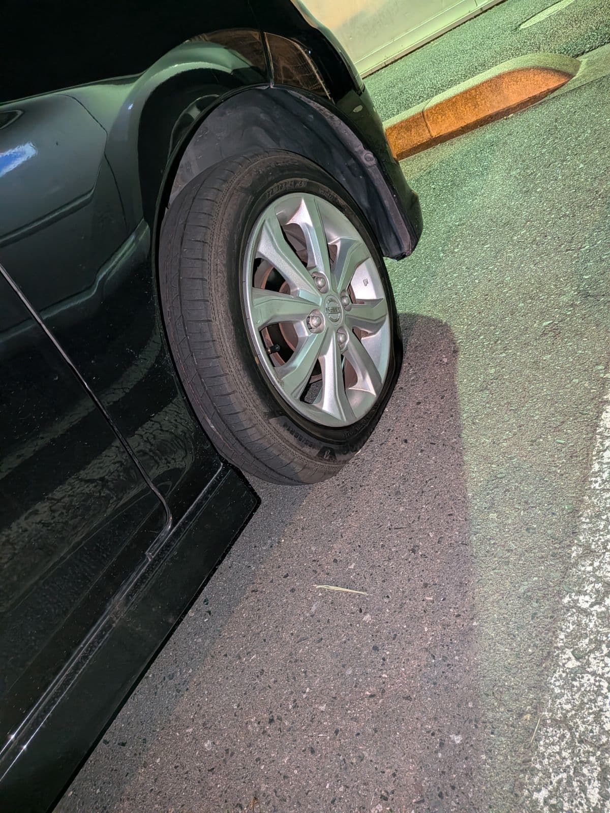 群馬県伊勢崎市での日産 デイズのパンク・タイヤトラブル救援の様子