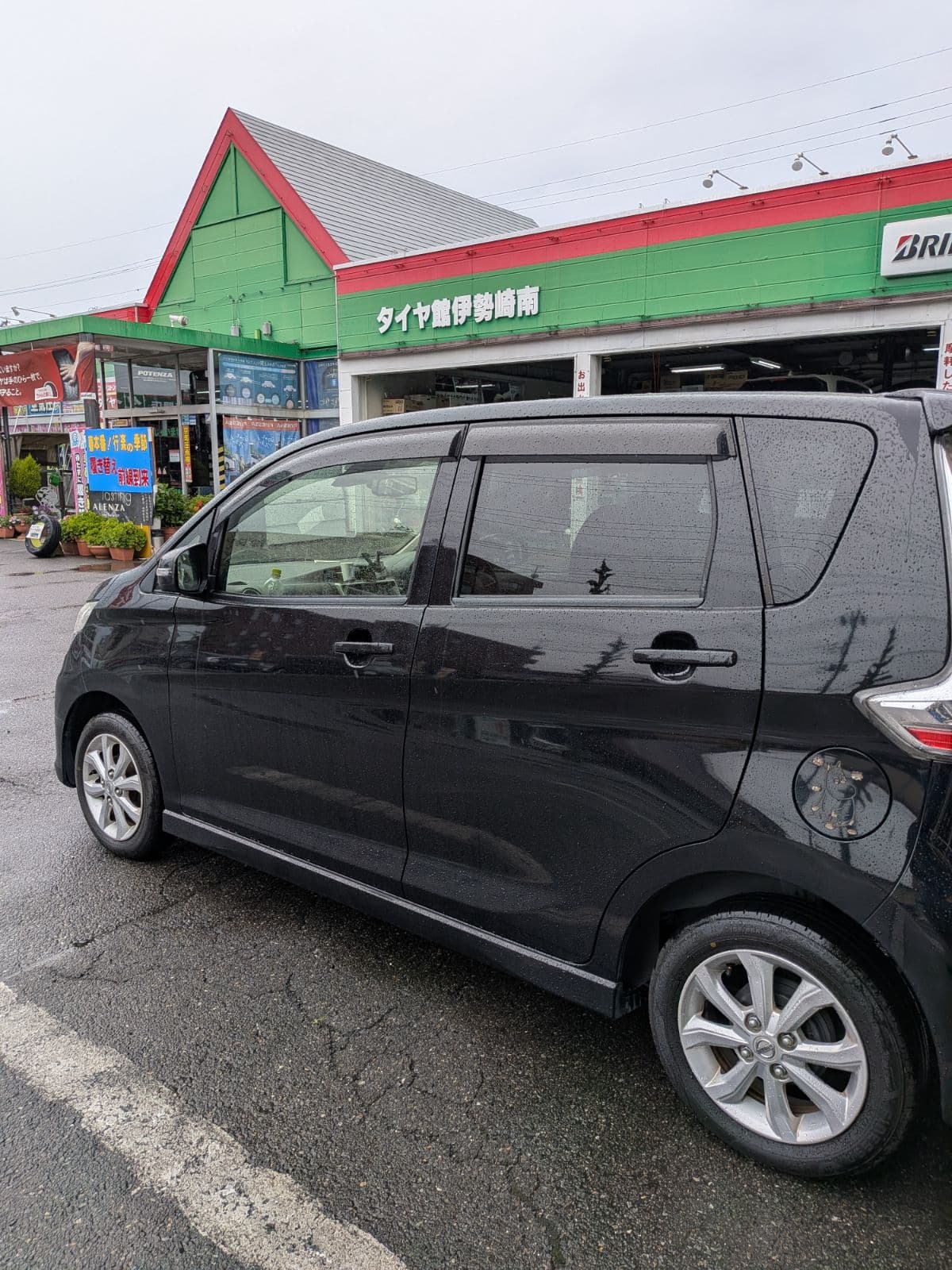 群馬県伊勢崎市での日産 デイズのパンク・タイヤトラブル救援の様子