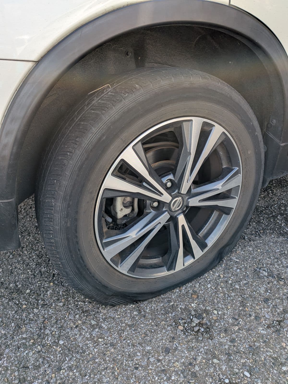 群馬県邑楽町での日産 エクストレイルのパンク・タイヤトラブル救援の様子