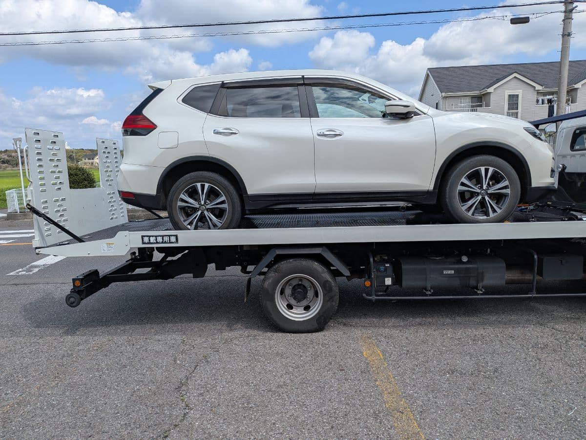 群馬県邑楽町での日産 エクストレイルのパンク・タイヤトラブル救援の様子